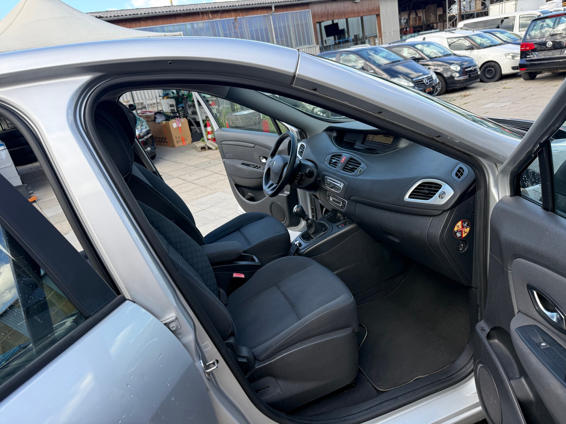 RENAULT Scénic 1.4 16V Turbo Privilège-image-9