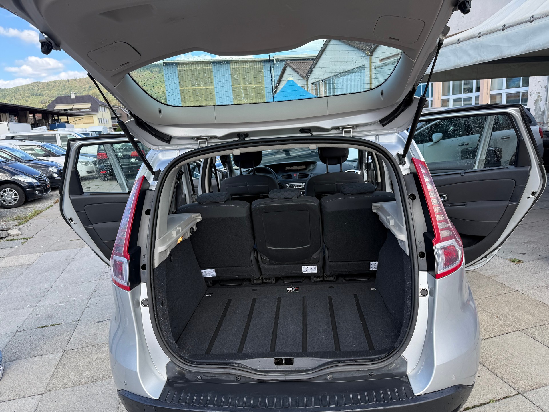 RENAULT Scénic 1.4 16V Turbo Privilège-image-12