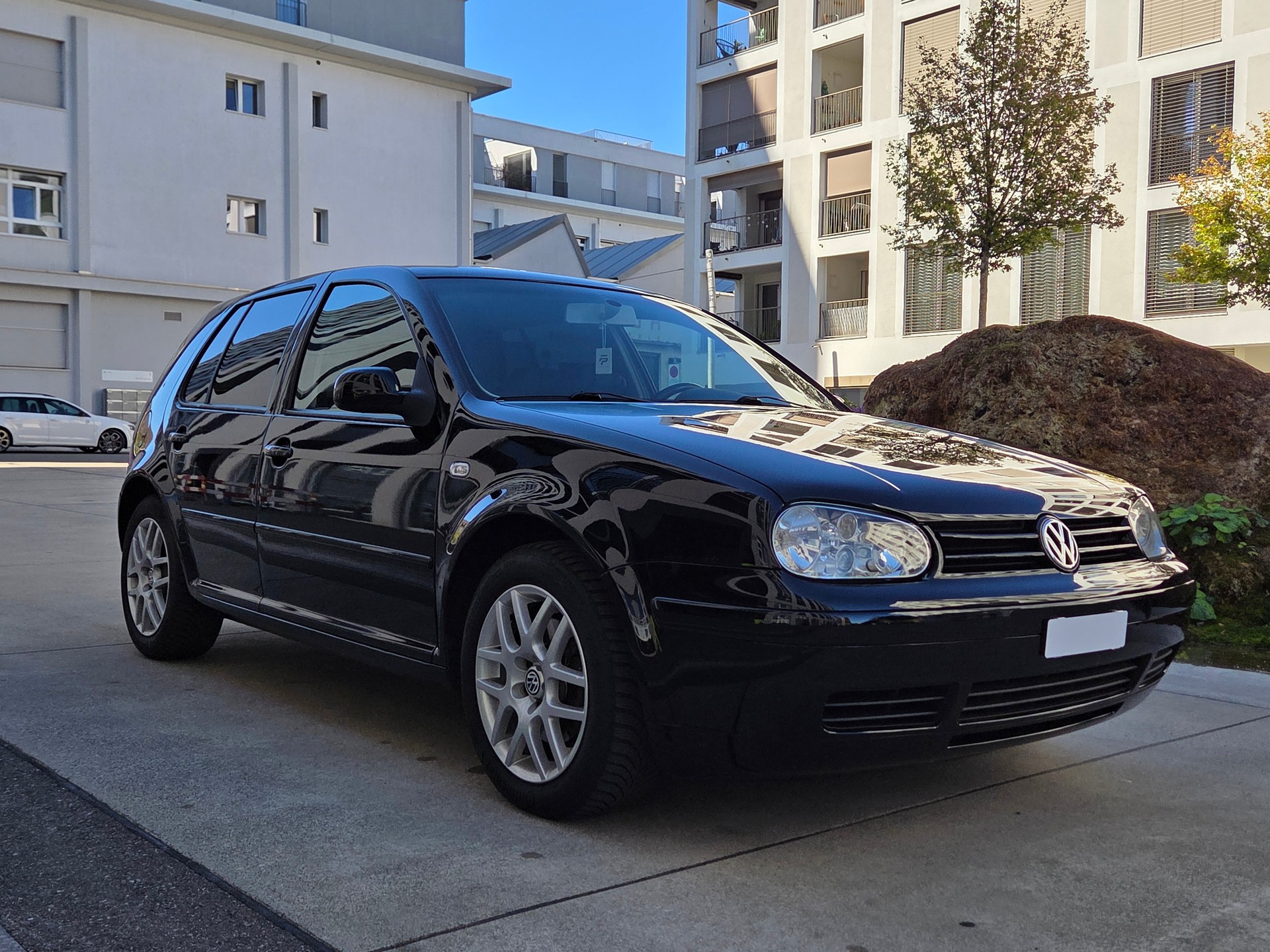 VW Golf 1.9 TDI PD Highline-showroom-element-1