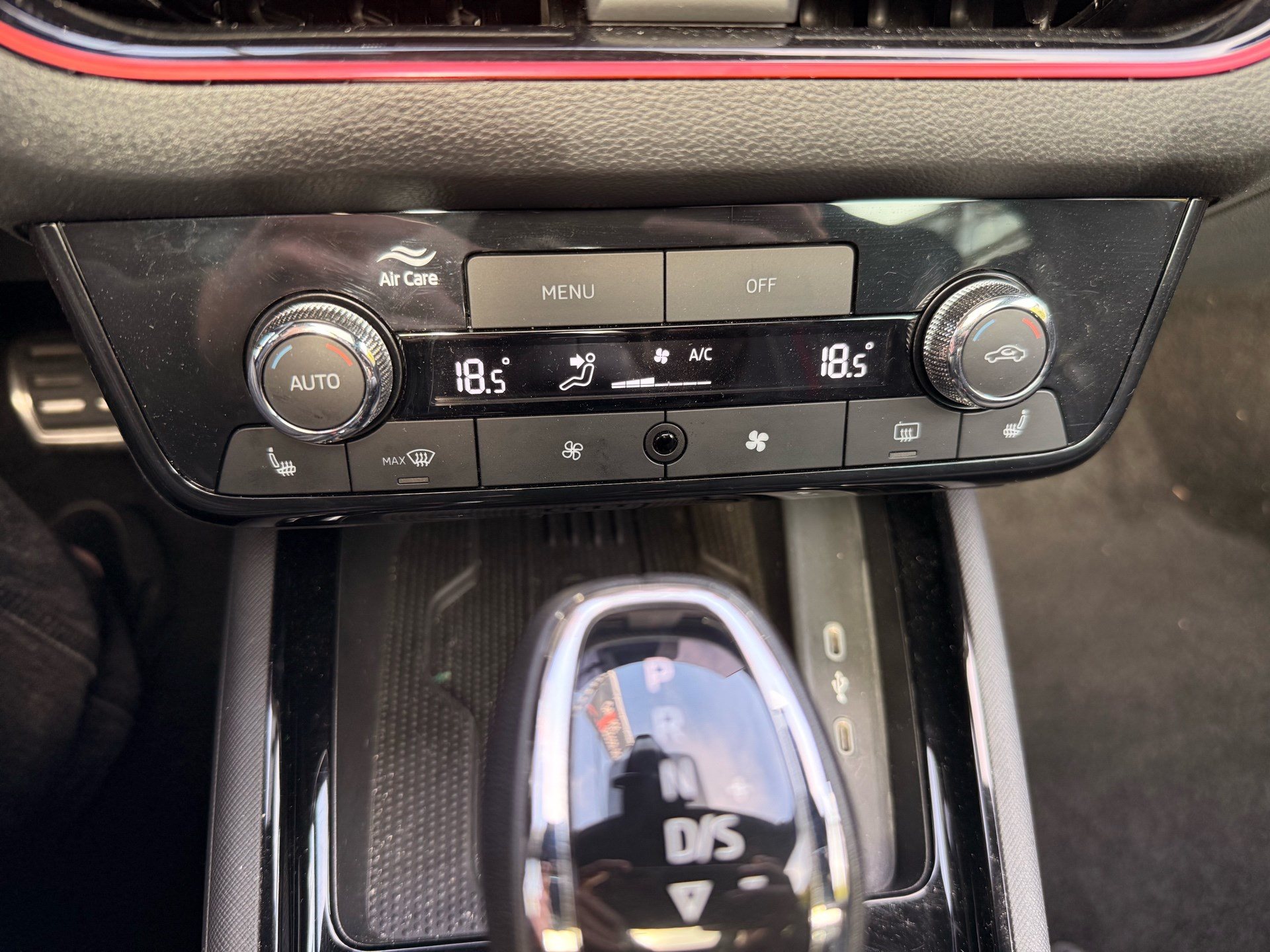 SKODA Kamiq 1.5 TSI MONTE CARLO *** ANHÄNGERKUPPLUNG & PANORAMDACH ***-image-17