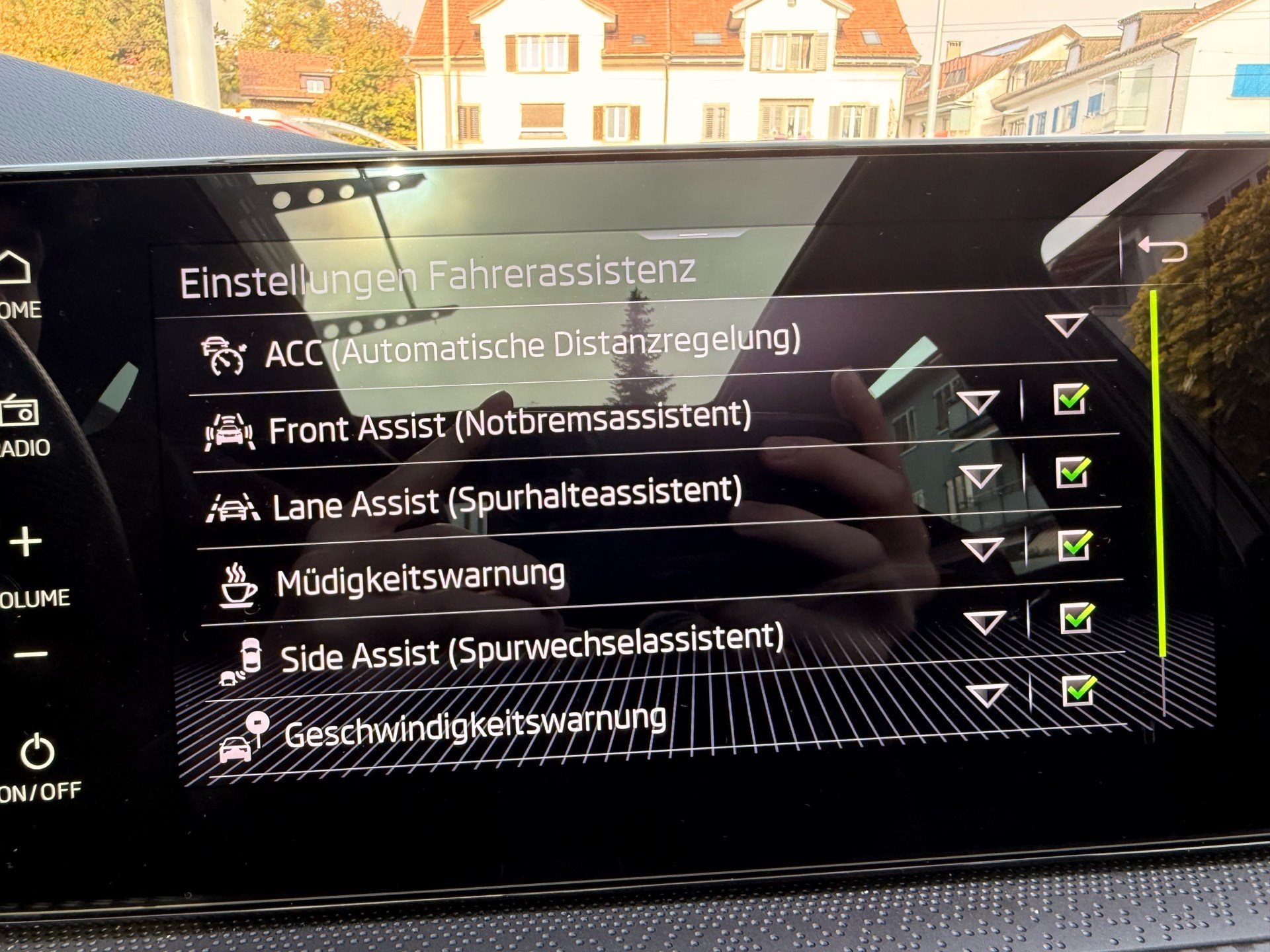 SKODA Kamiq 1.5 TSI MONTE CARLO *** ANHÄNGERKUPPLUNG & PANORAMDACH ***-image-13