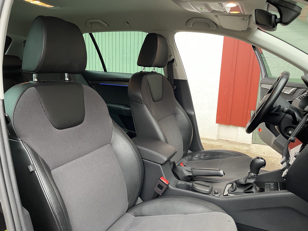 SKODA Octavia Combi 2.0 TDI Style DSG-image-9