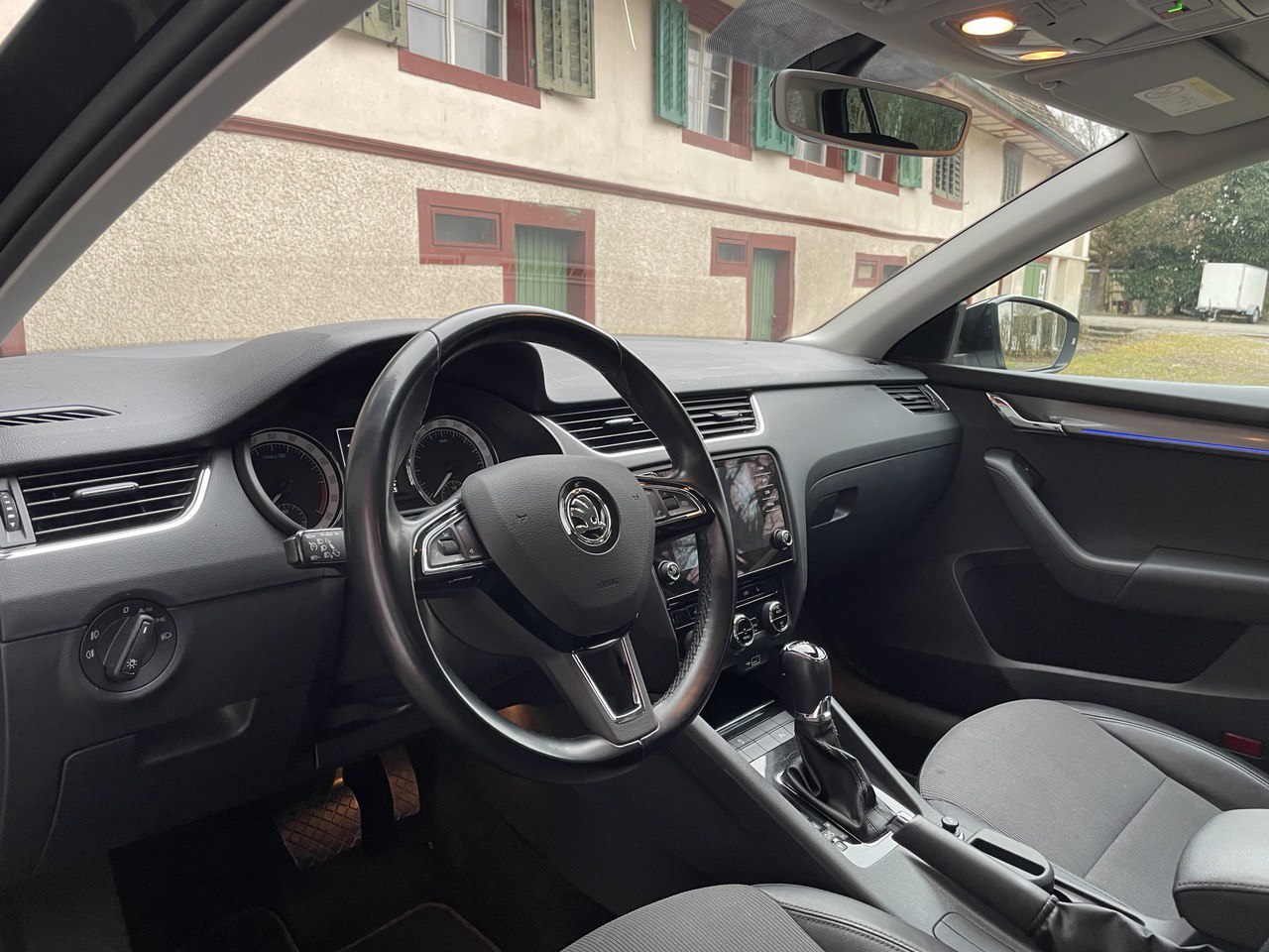 SKODA Octavia Combi 2.0 TDI Style DSG-image-11