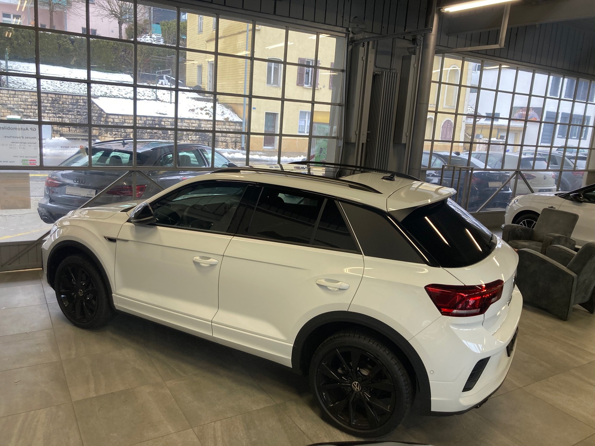 VW T-Roc 2.0 TSI R-Line DSG 4Motion-image-2