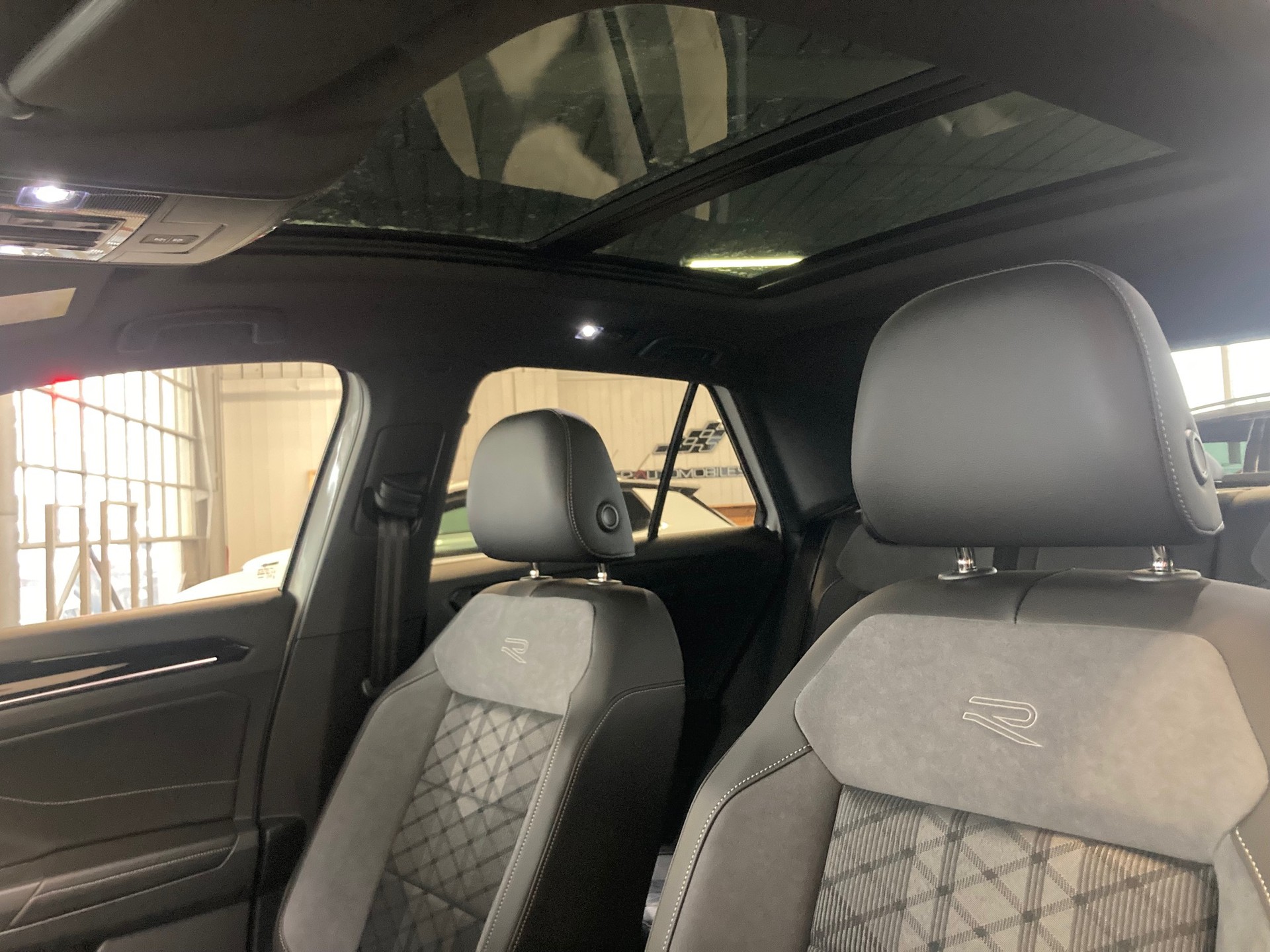VW T-Roc 2.0 TSI R-Line DSG 4Motion-image-6