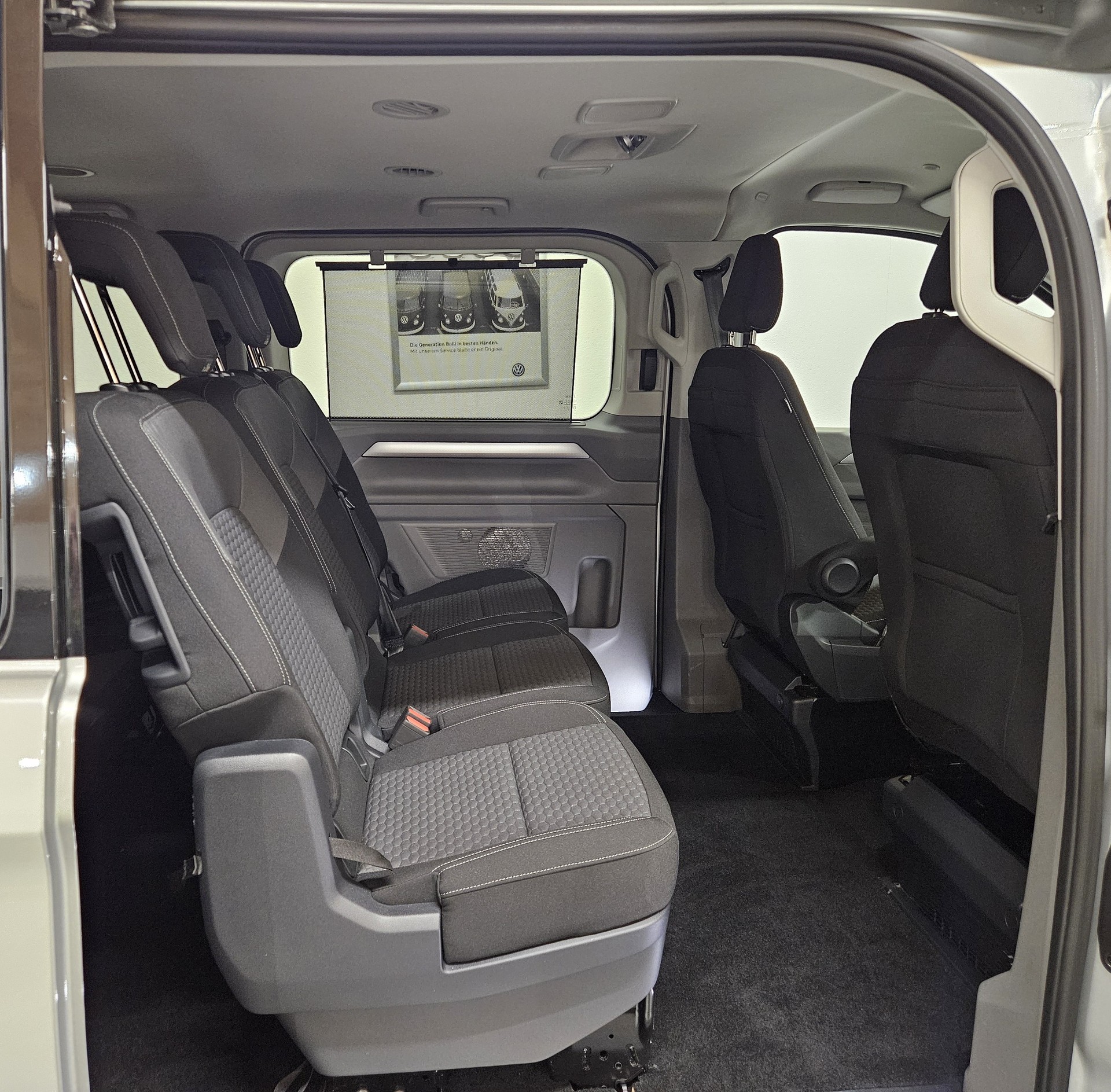 VW Caravelle BEV Style mit 2 Schiebetüren und 8 Sitzplätzen-image-26