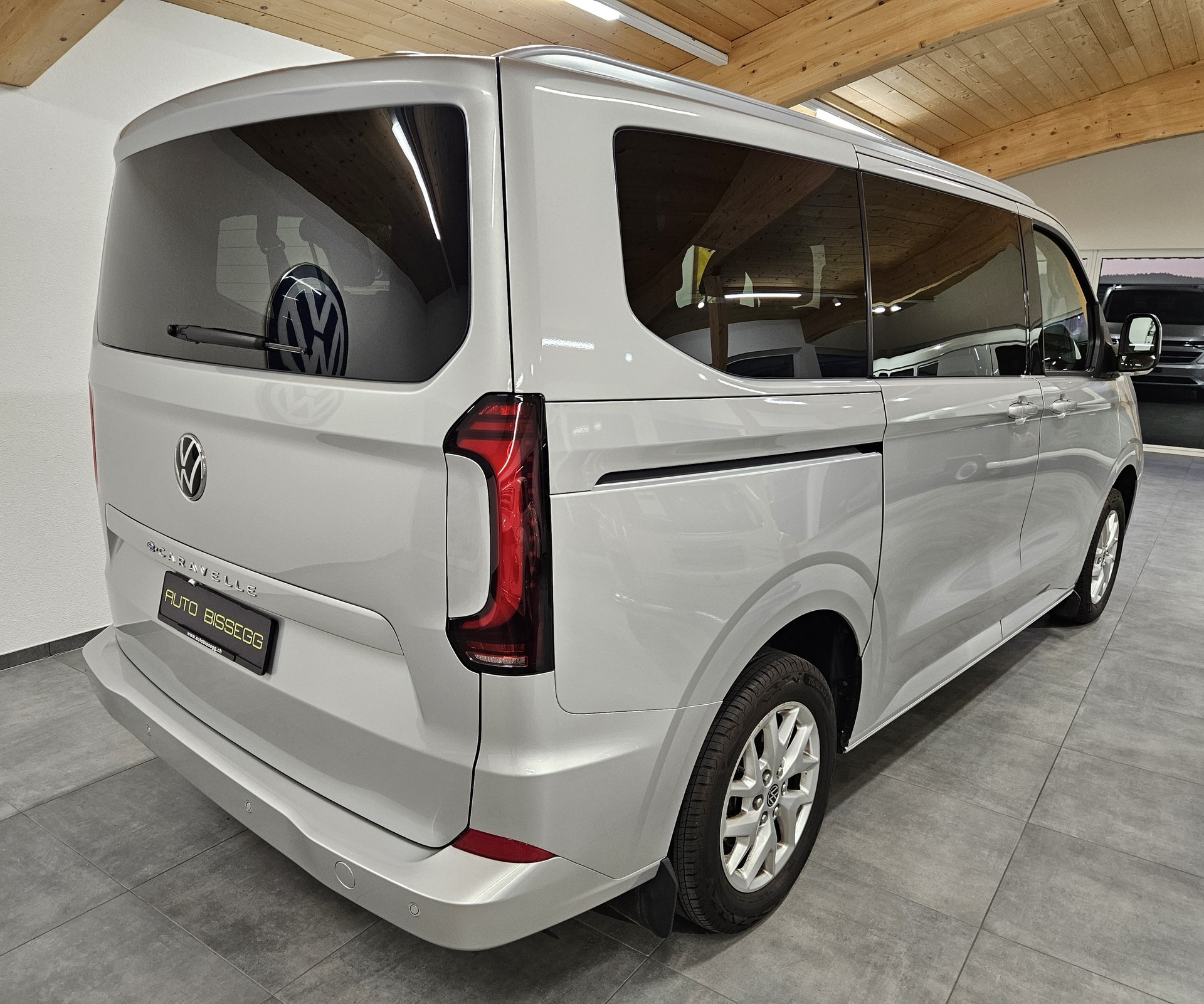 VW Caravelle BEV Style mit 2 Schiebetüren und 8 Sitzplätzen-image-8