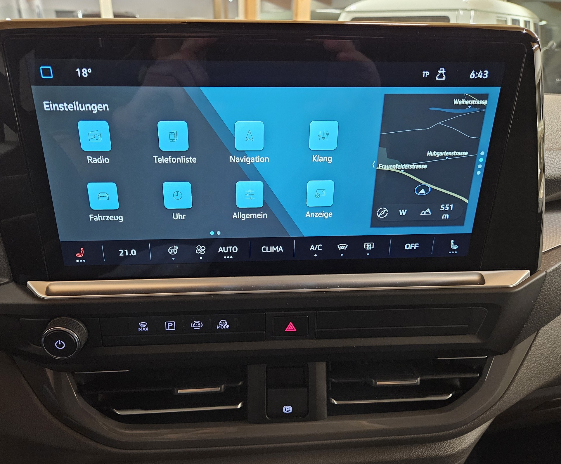 VW Caravelle BEV Style mit 2 Schiebetüren und 8 Sitzplätzen-image-18