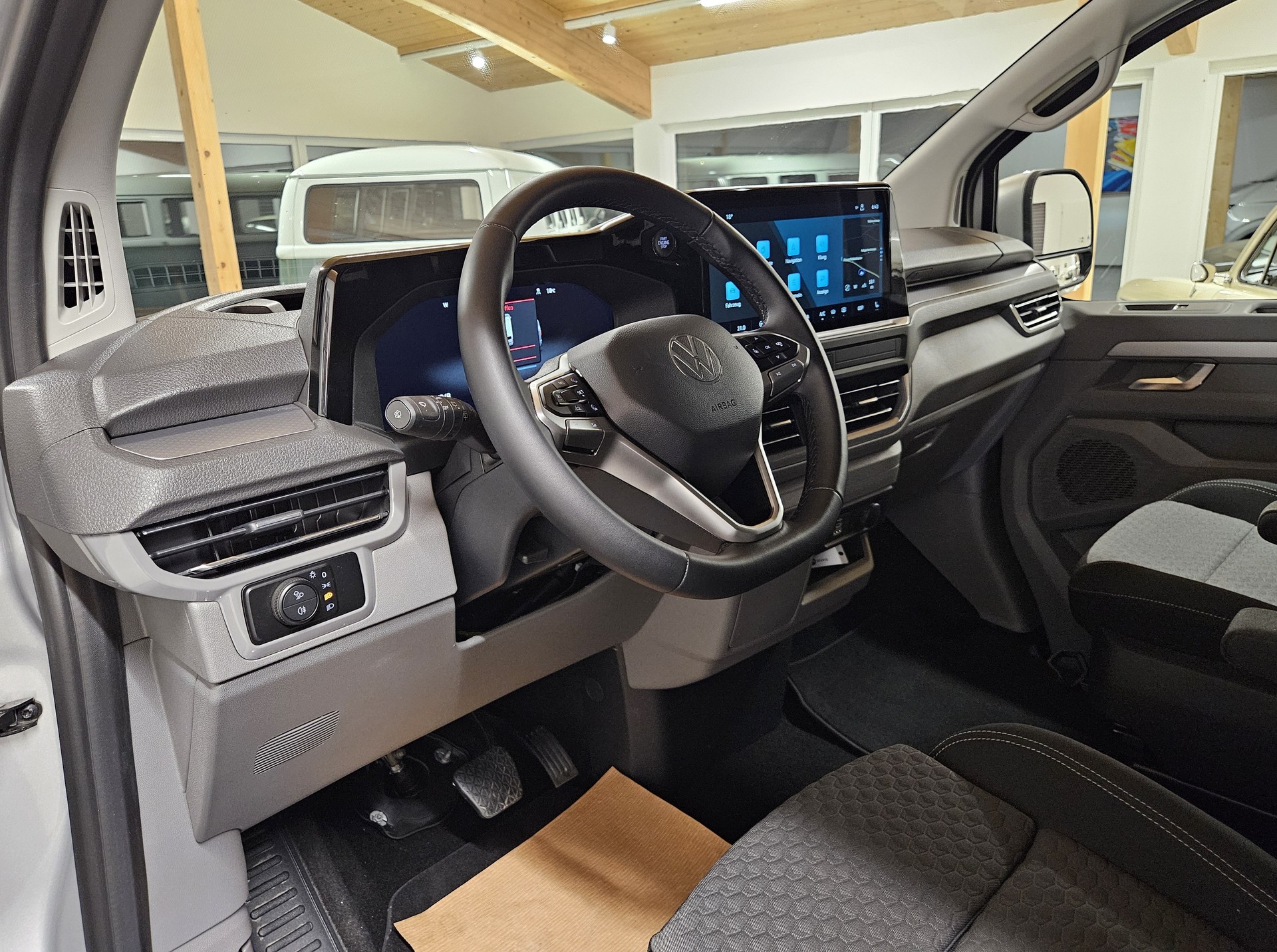 VW Caravelle BEV Style mit 2 Schiebetüren und 8 Sitzplätzen-image-12