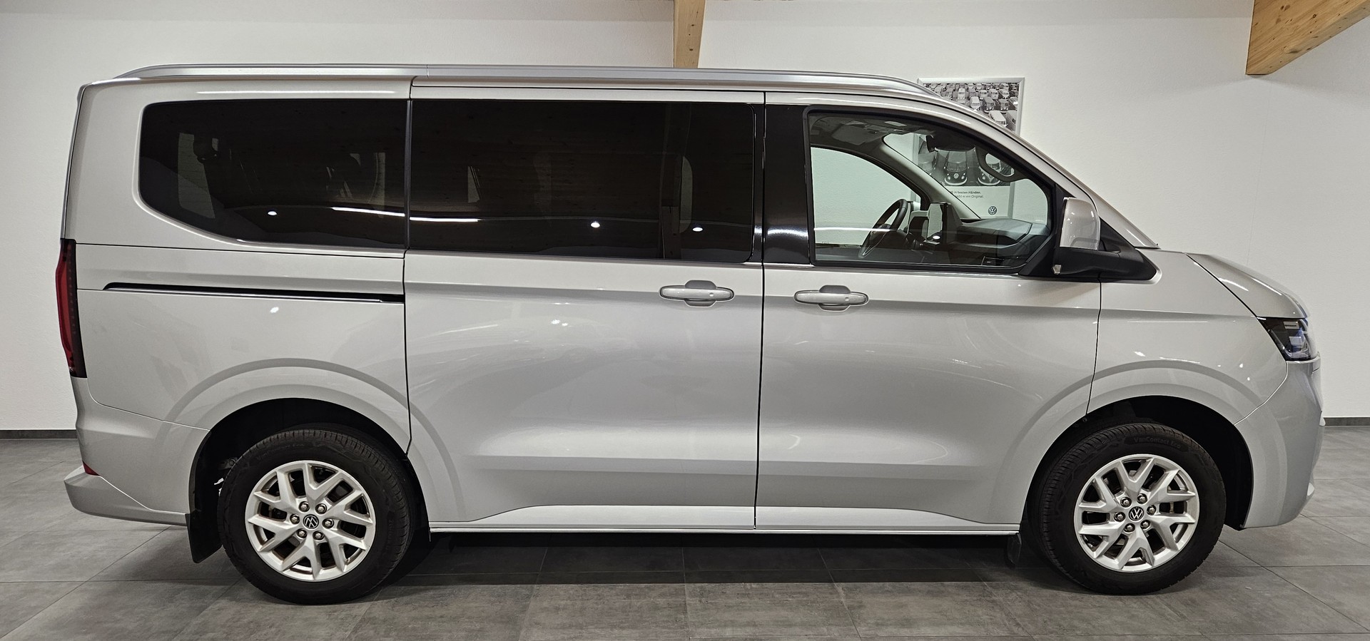 VW Caravelle BEV Style mit 2 Schiebetüren und 8 Sitzplätzen-image-9
