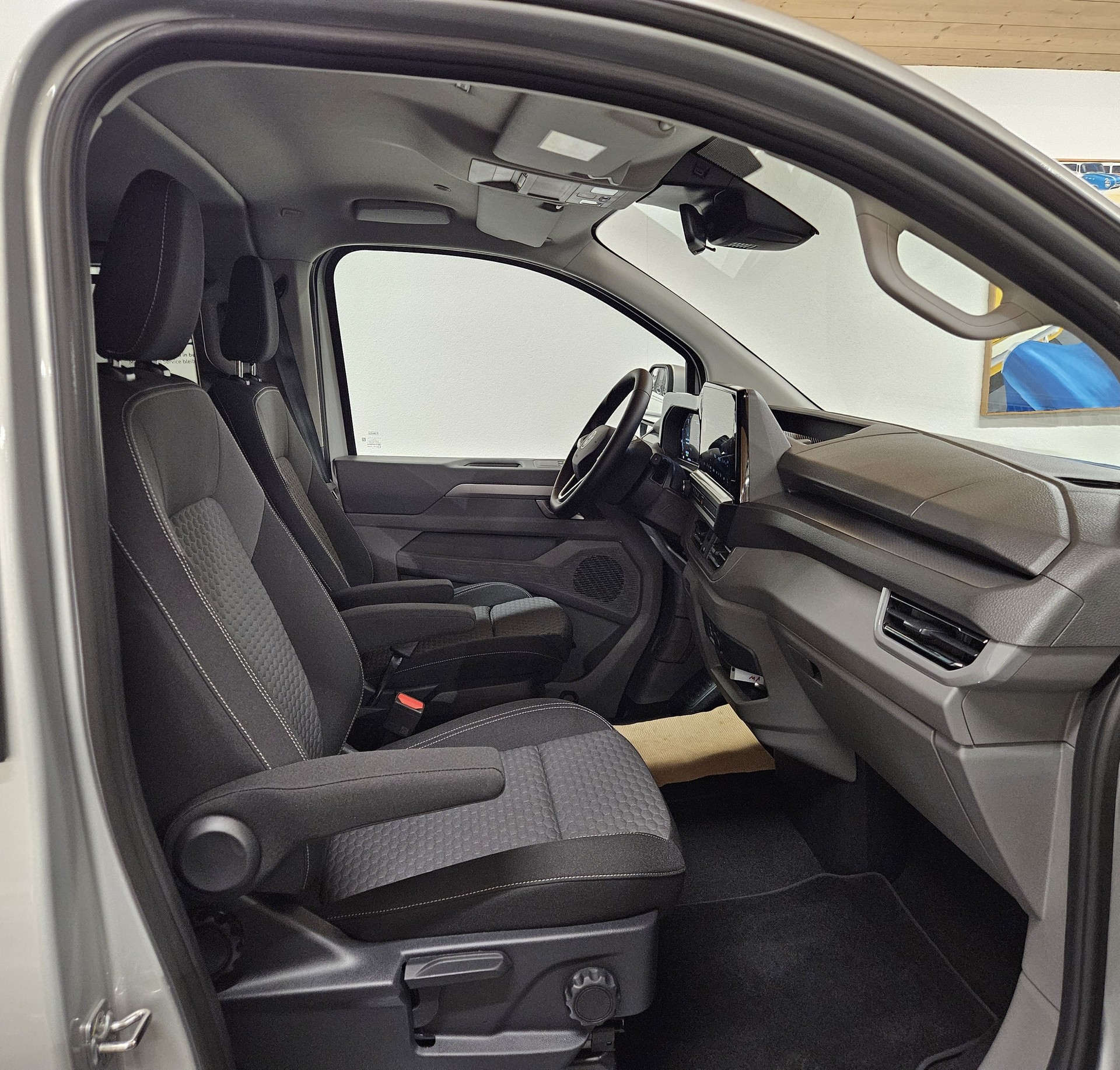 VW Caravelle BEV Style mit 2 Schiebetüren und 8 Sitzplätzen-image-13
