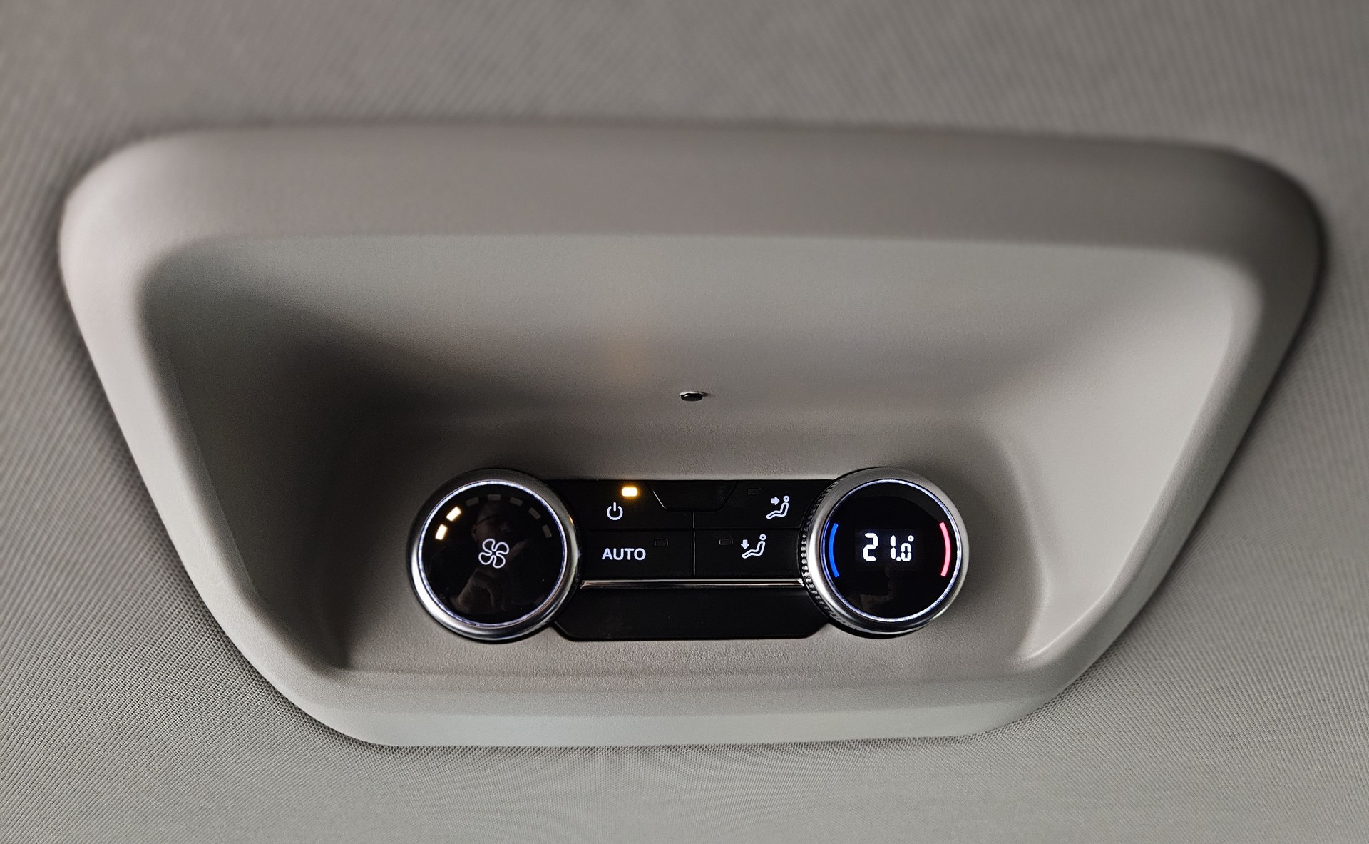 VW Caravelle BEV Style mit 2 Schiebetüren und 8 Sitzplätzen-image-27
