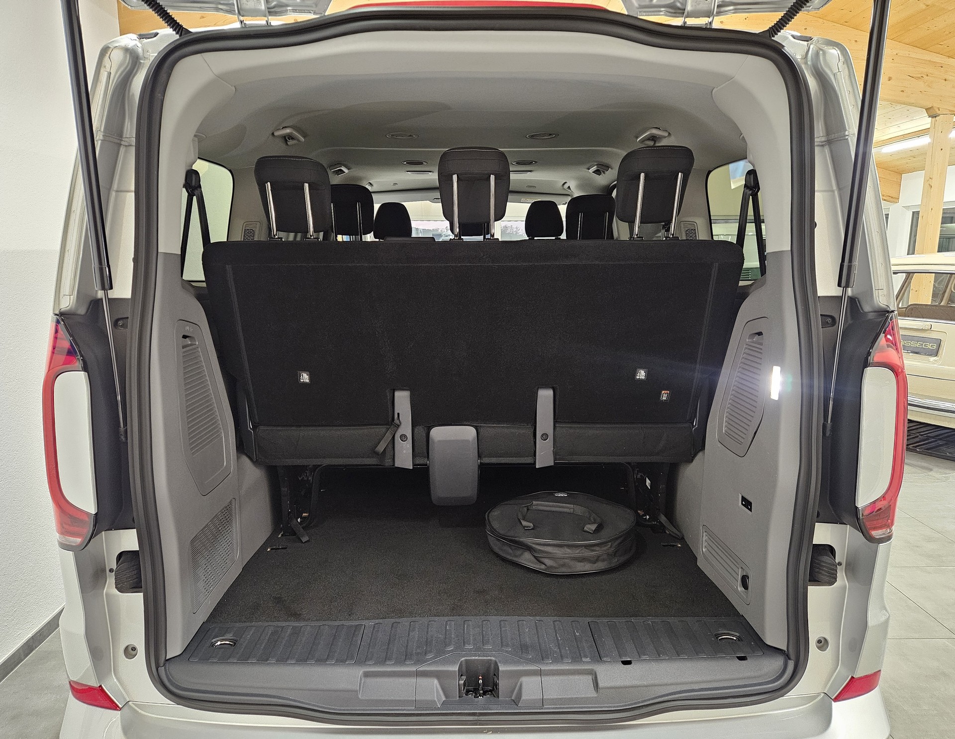 VW Caravelle BEV Style mit 2 Schiebetüren und 8 Sitzplätzen-image-28