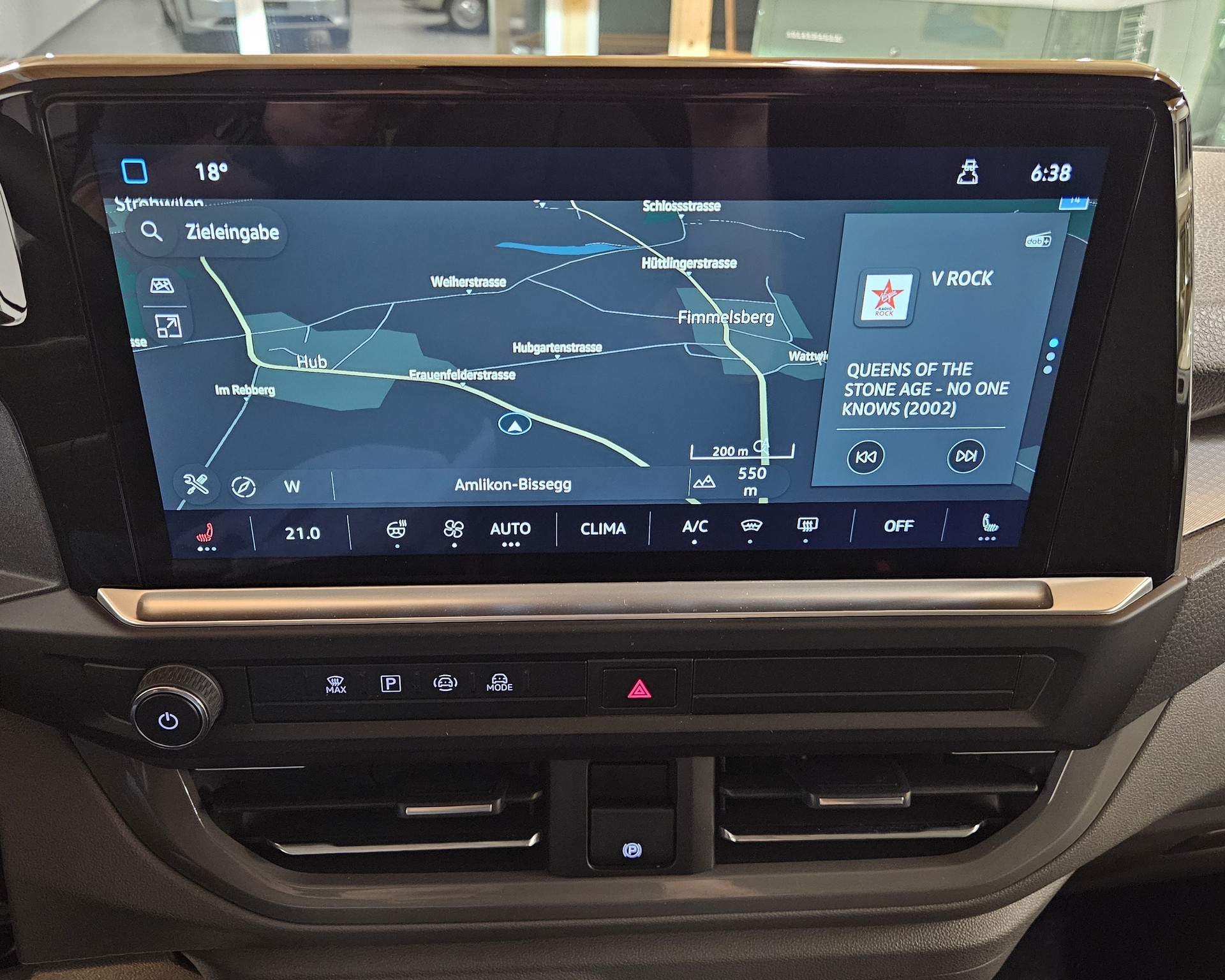 VW Caravelle BEV Style mit 2 Schiebetüren und 8 Sitzplätzen-image-17