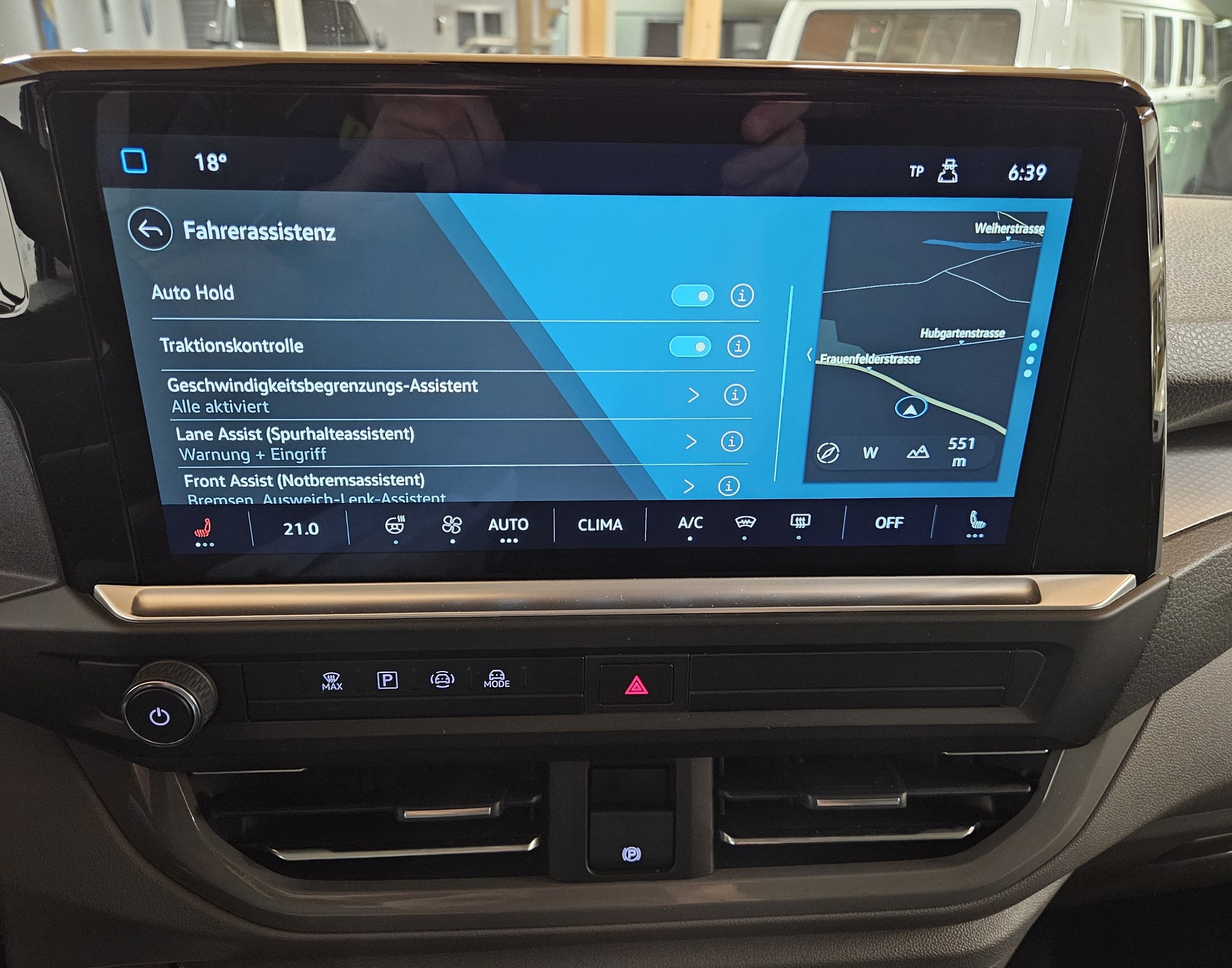 VW Caravelle BEV Style mit 2 Schiebetüren und 8 Sitzplätzen-image-21
