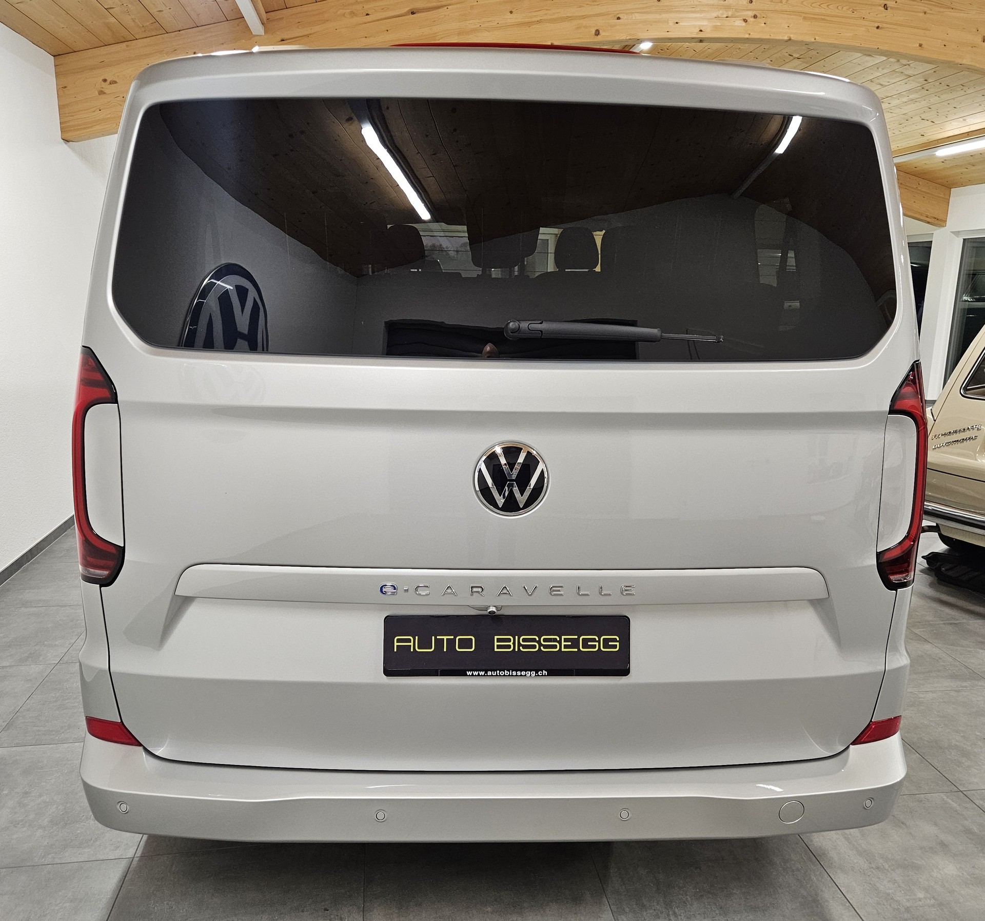 VW Caravelle BEV Style mit 2 Schiebetüren und 8 Sitzplätzen-image-6