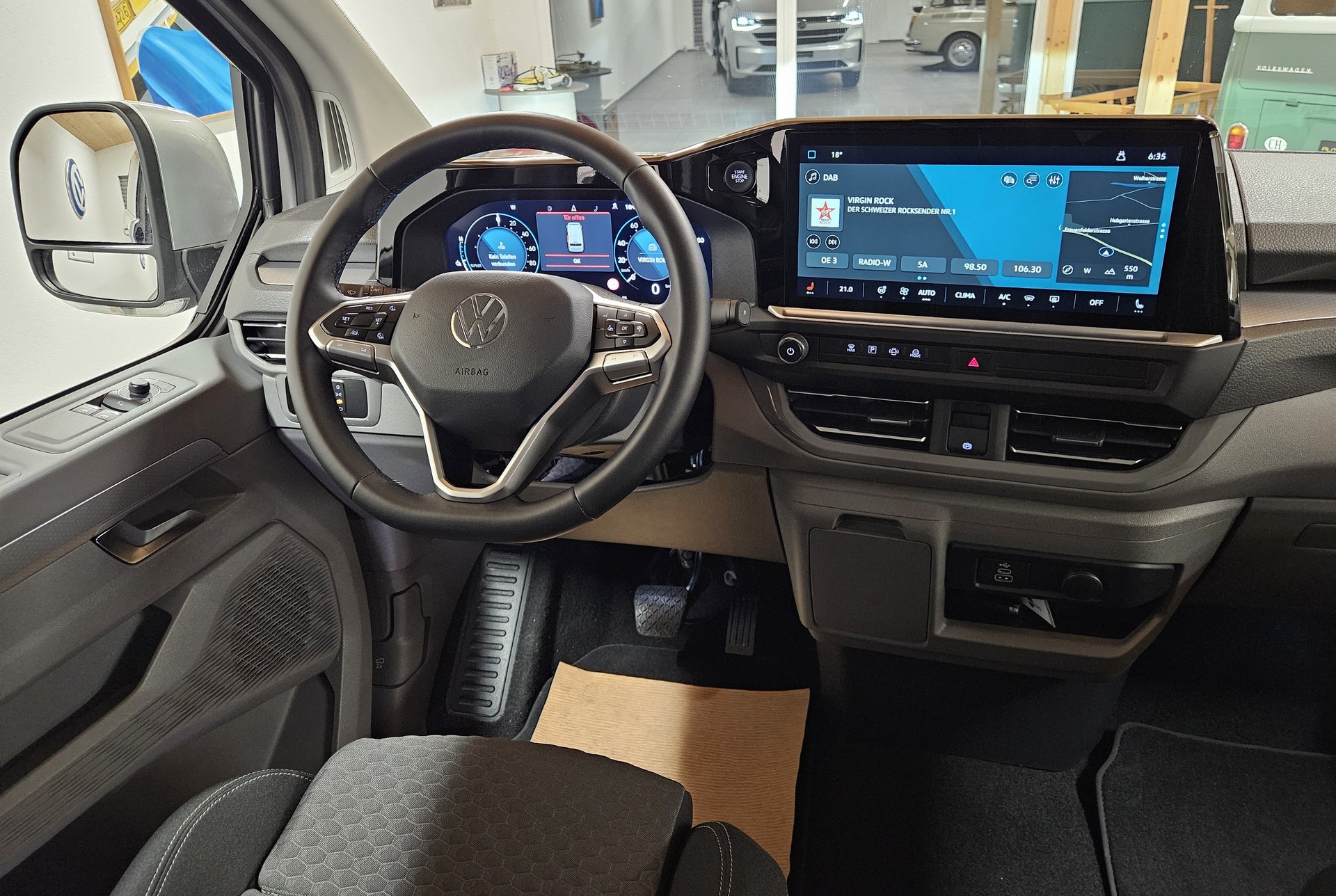 VW Caravelle BEV Style mit 2 Schiebetüren und 8 Sitzplätzen-image-14