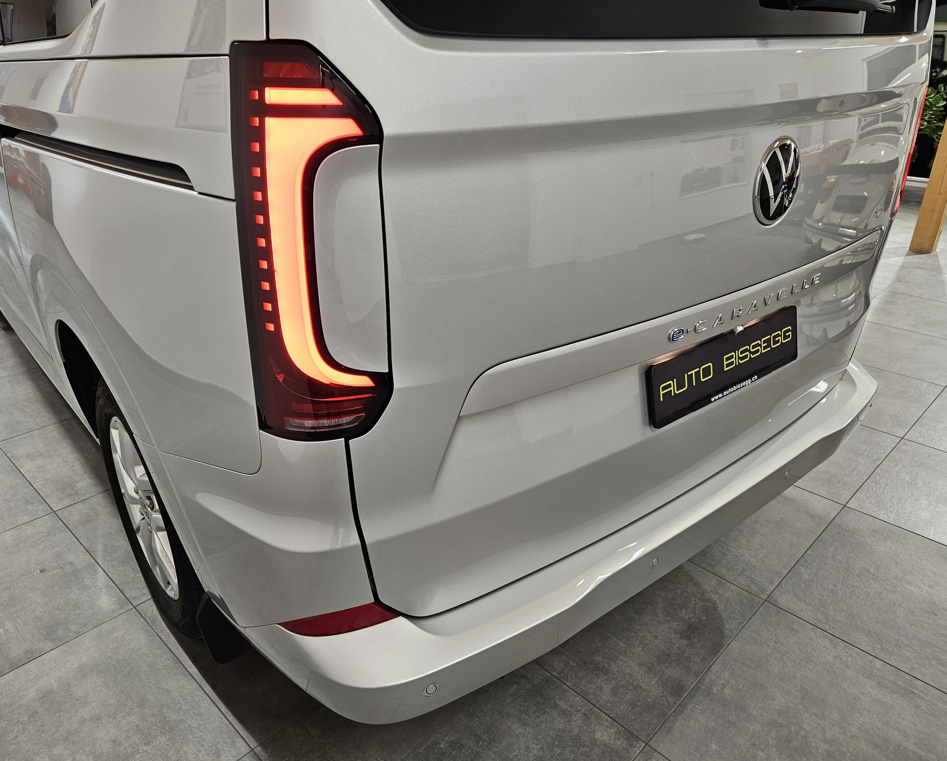 VW Caravelle BEV Style mit 2 Schiebetüren und 8 Sitzplätzen-image-5