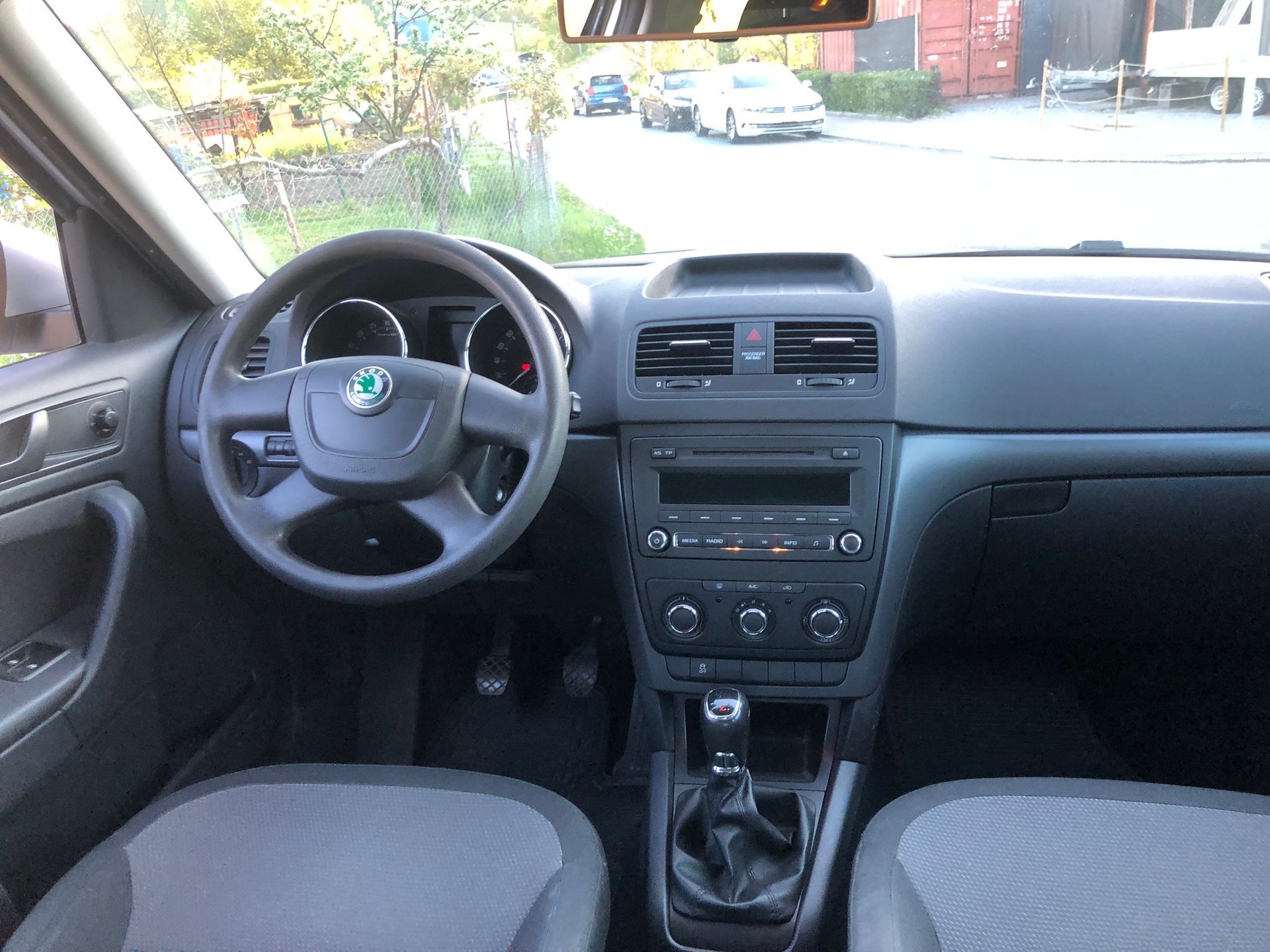 SKODA Yeti 2.0 TDI Active 4x4-image-9