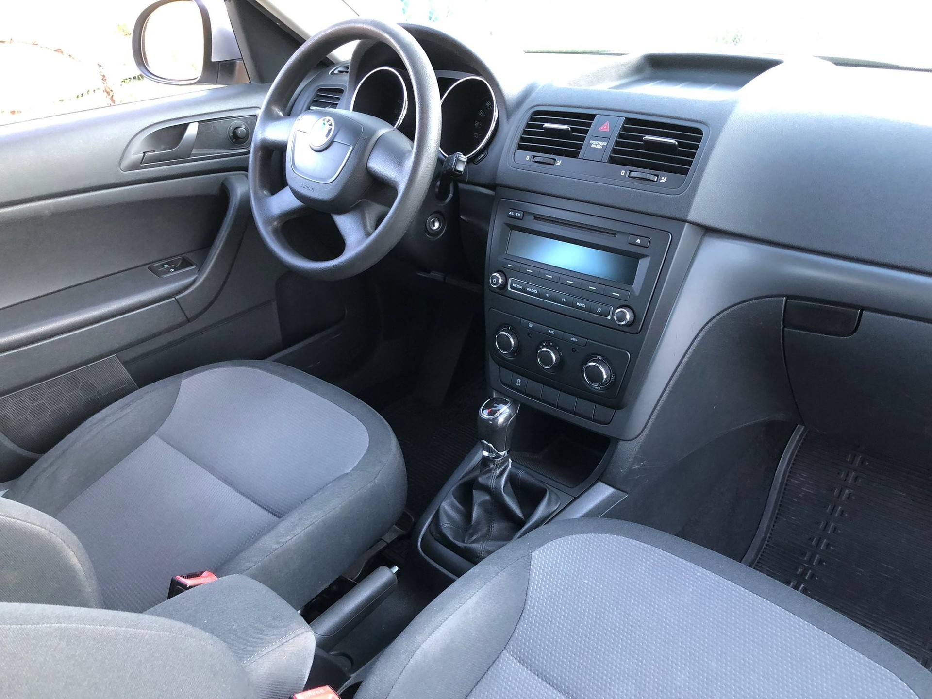 SKODA Yeti 2.0 TDI Active 4x4-image-11