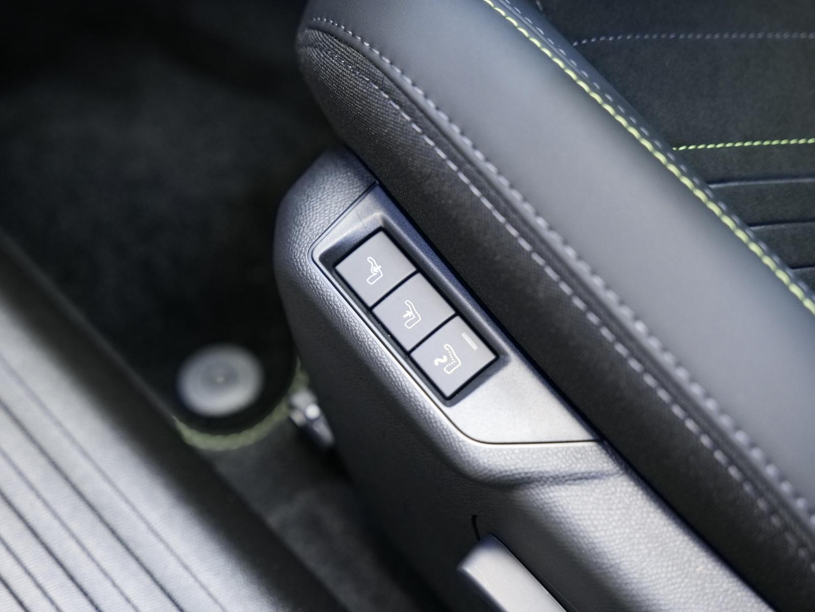 PEUGEOT 2008 1.2 Hybrid 145 GT-image-18