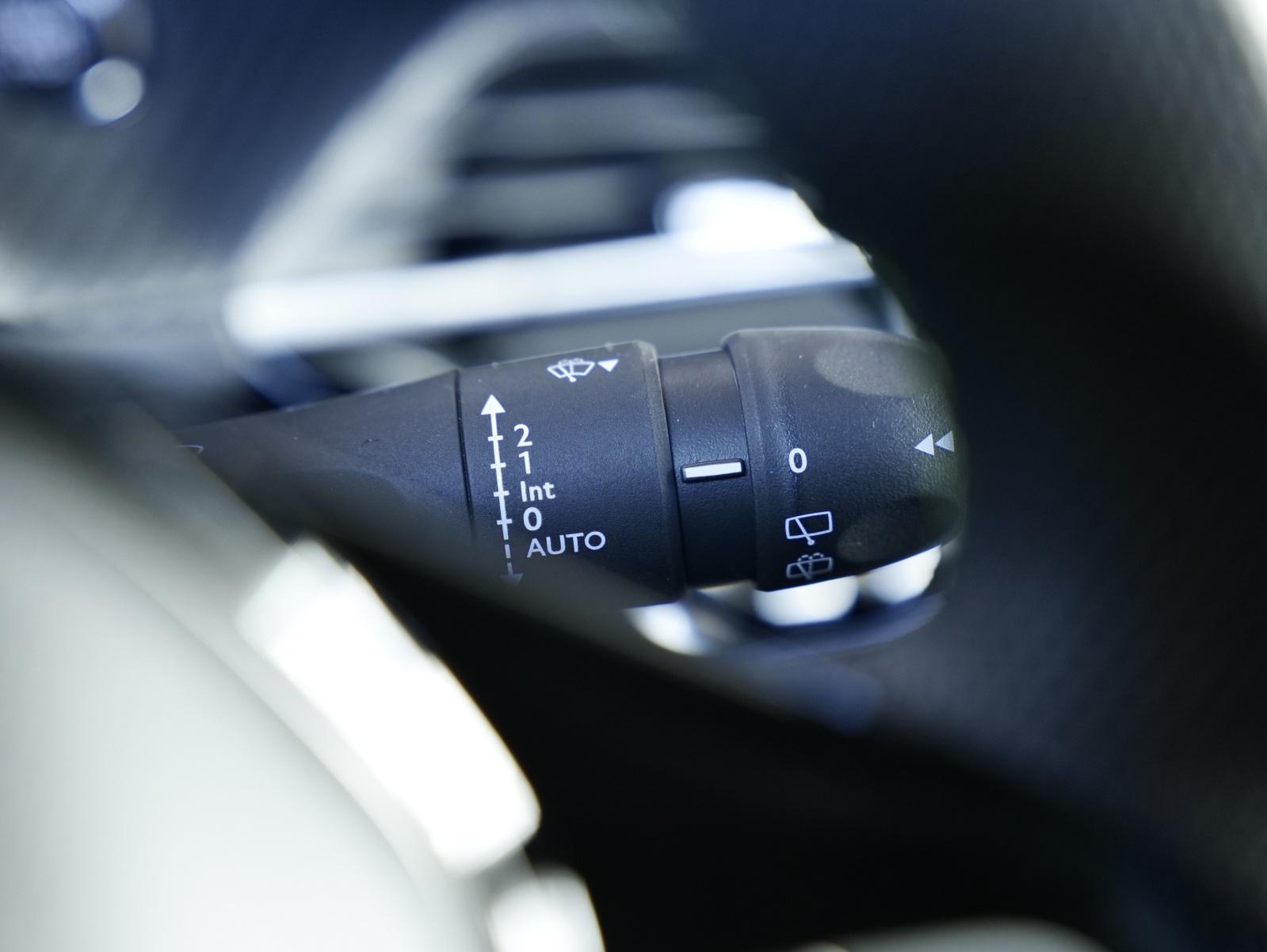 PEUGEOT 2008 1.2 Hybrid 145 GT-image-19
