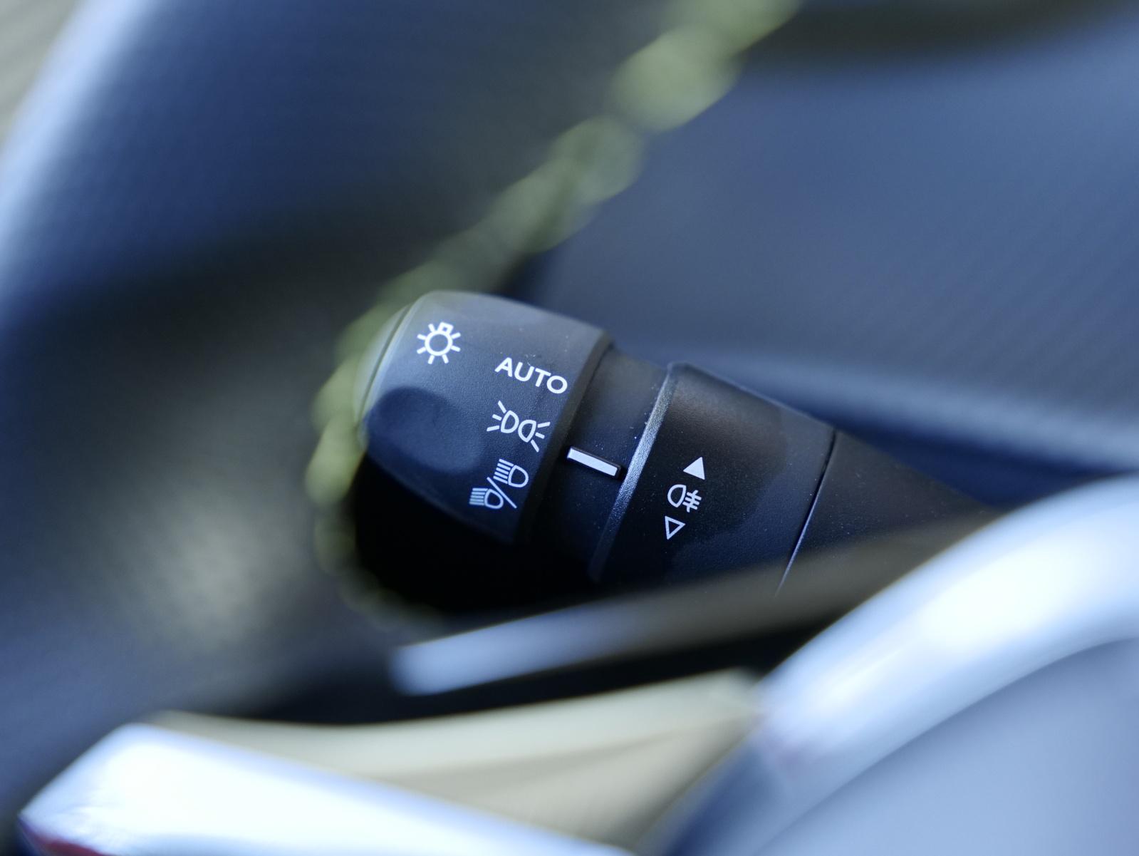 PEUGEOT 2008 1.2 Hybrid 145 GT-image-9