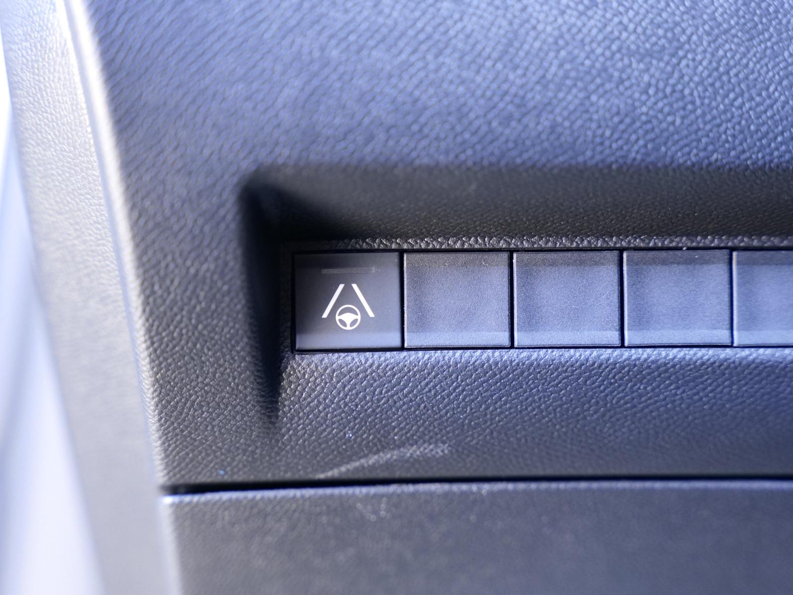 PEUGEOT 2008 1.2 Hybrid 145 GT-image-11