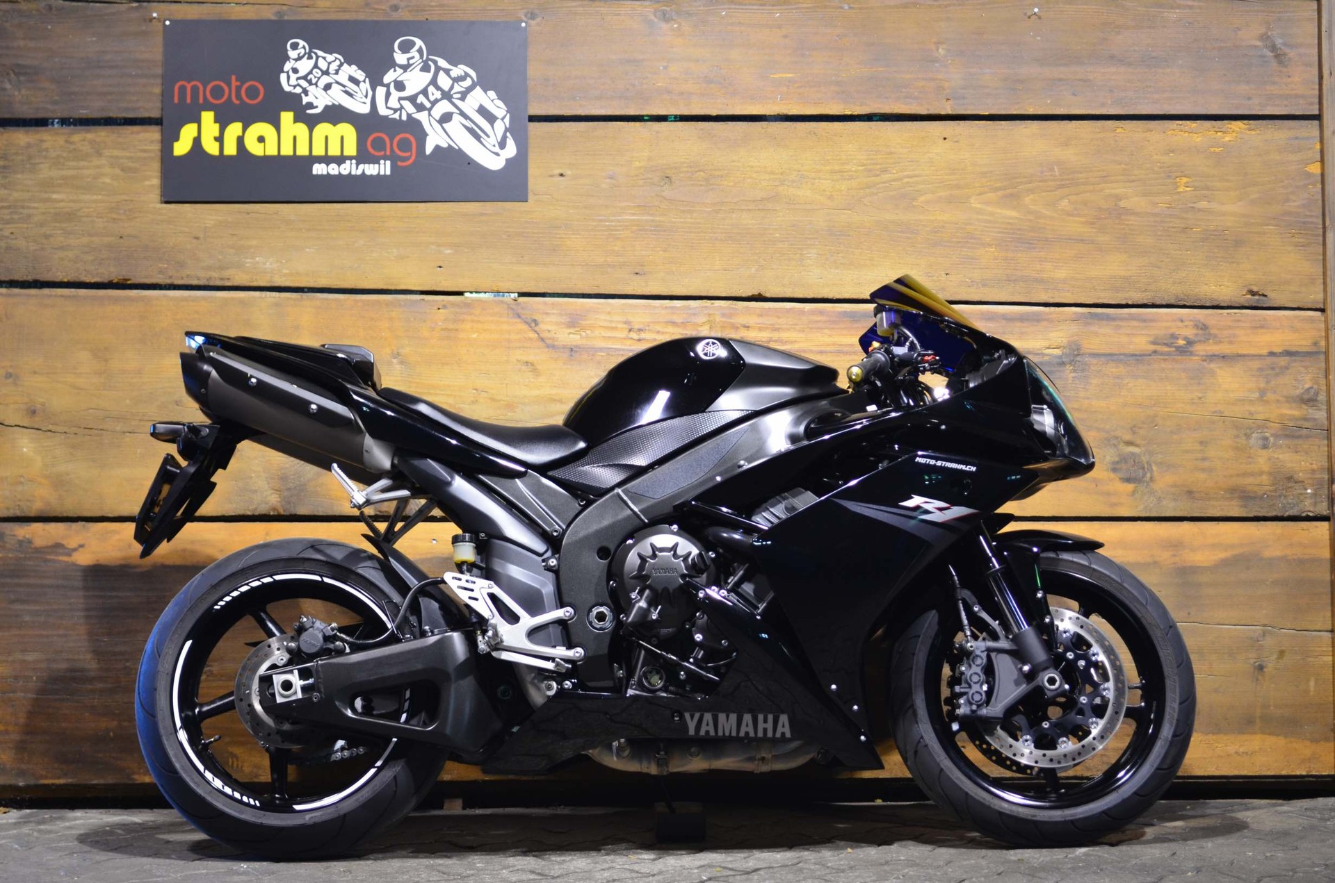 YAMAHA YZF-R1-image-1