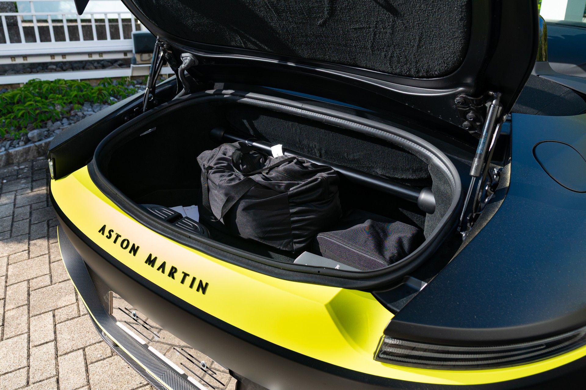 ASTON MARTIN V12 Vantage Roadster No. 77/249-image-9