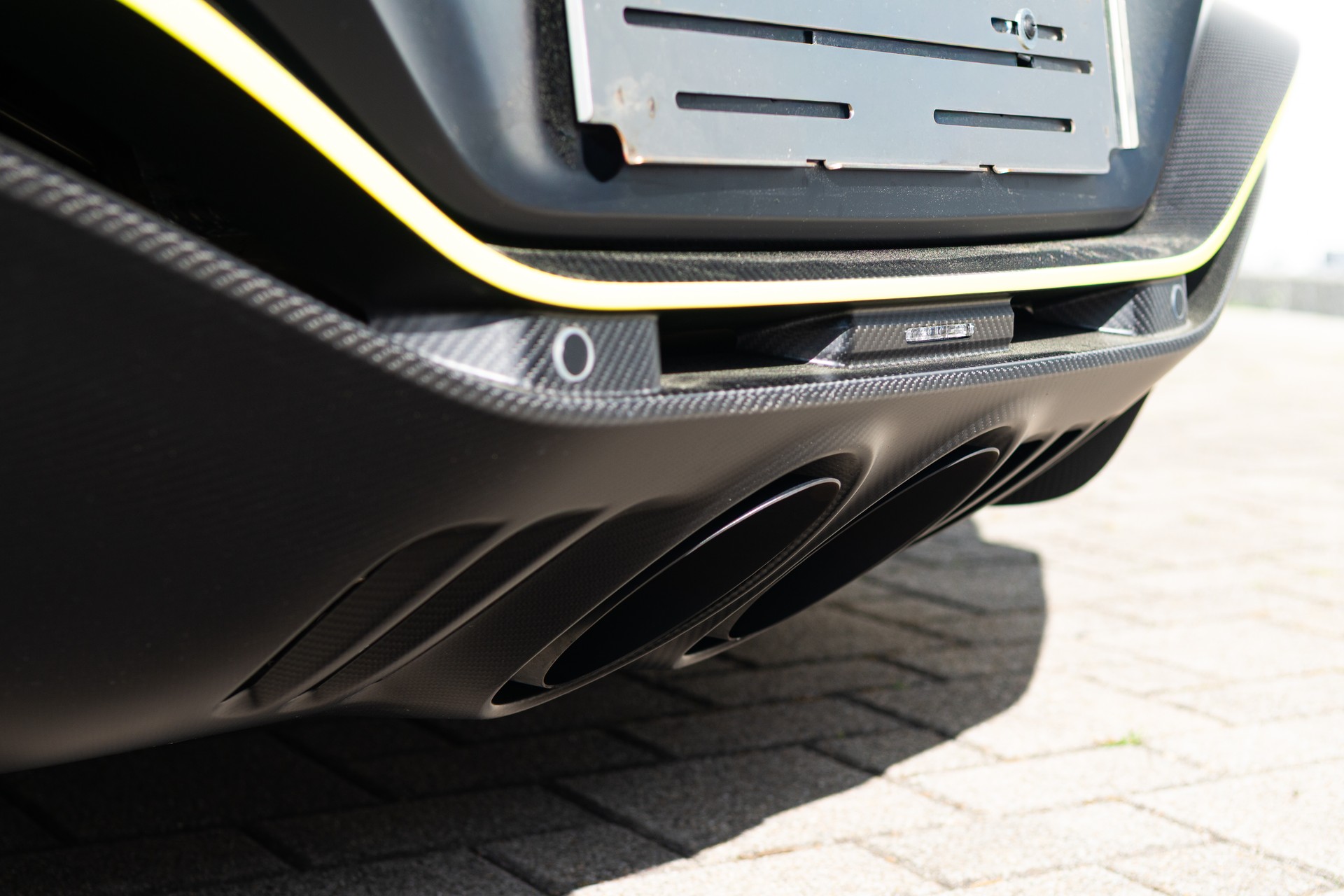 ASTON MARTIN V12 Vantage Roadster No. 77/249-image-8