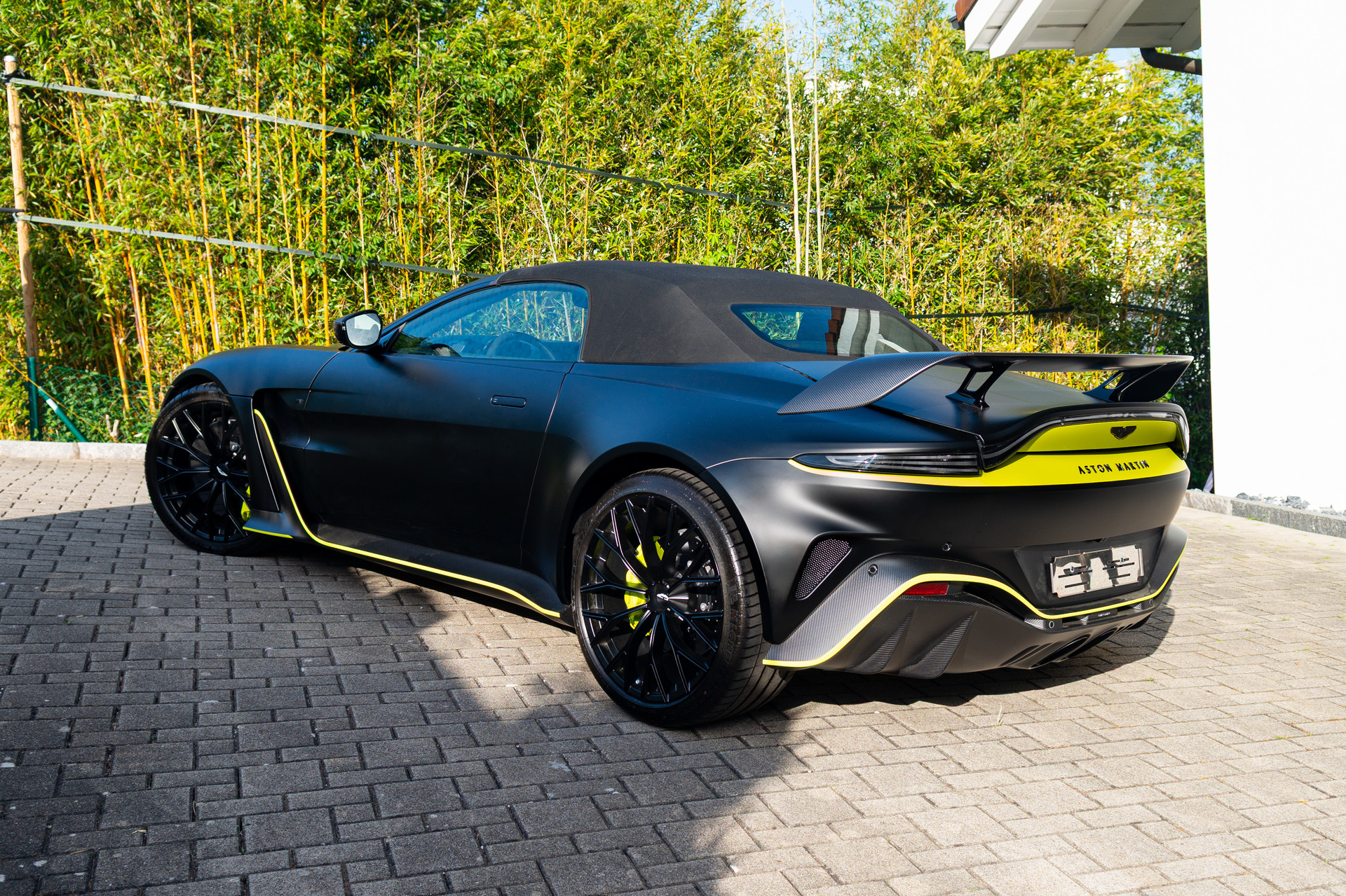 ASTON MARTIN V12 Vantage Roadster No. 77/249-image-1