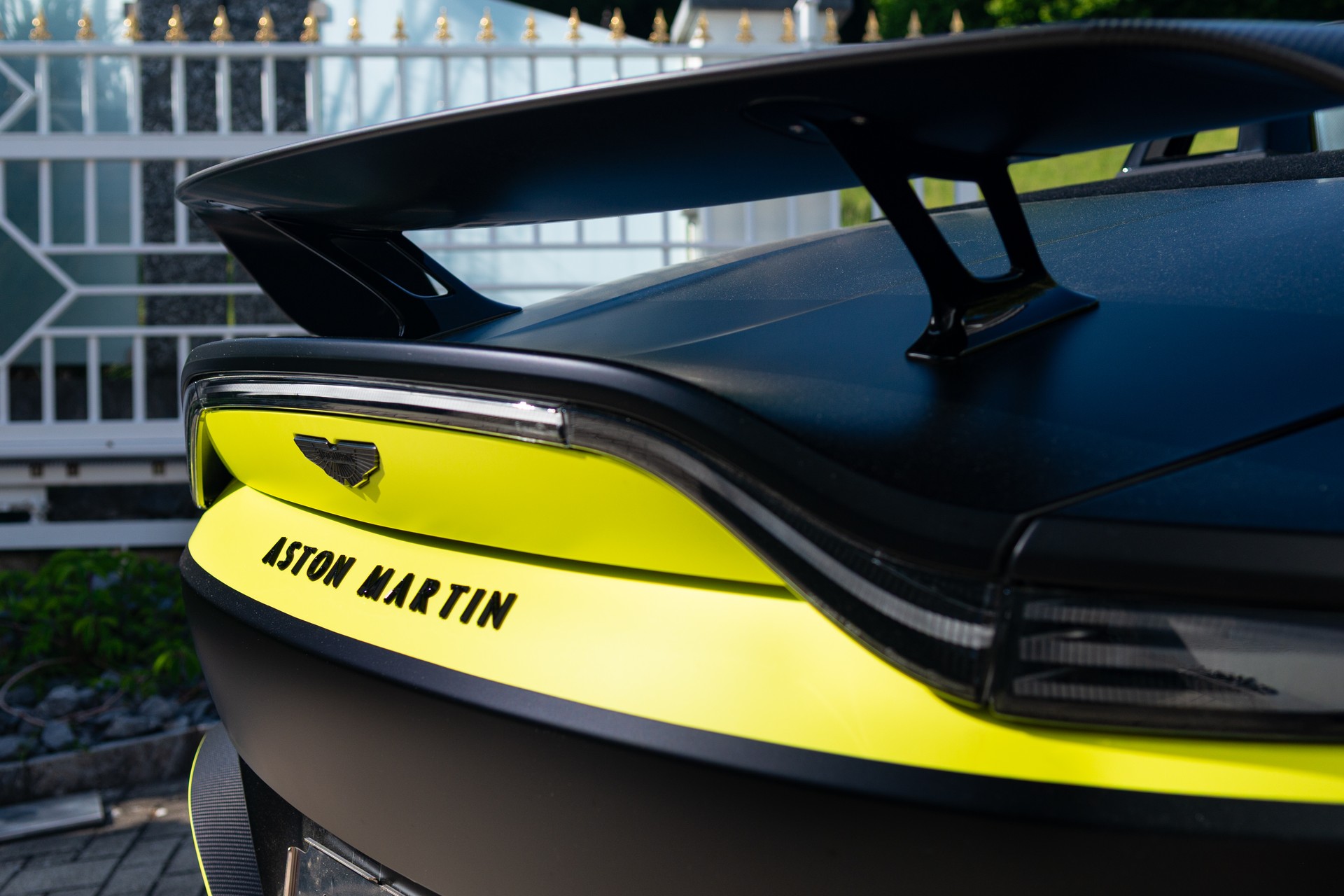 ASTON MARTIN V12 Vantage Roadster No. 77/249-image-3