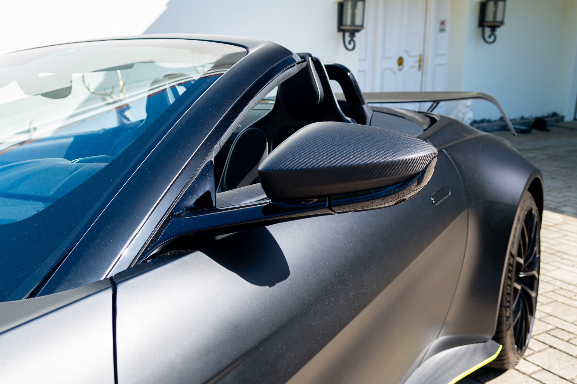 ASTON MARTIN V12 Vantage Roadster No. 77/249-image-1