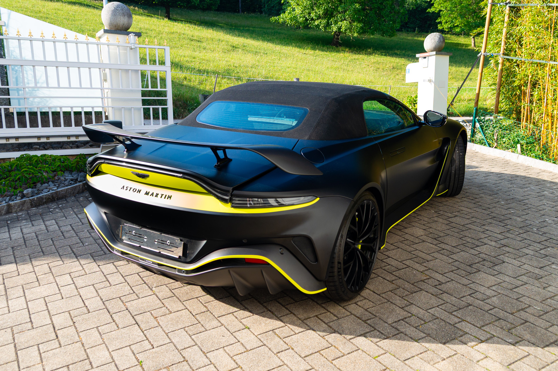 ASTON MARTIN V12 Vantage Roadster No. 77/249-image-2
