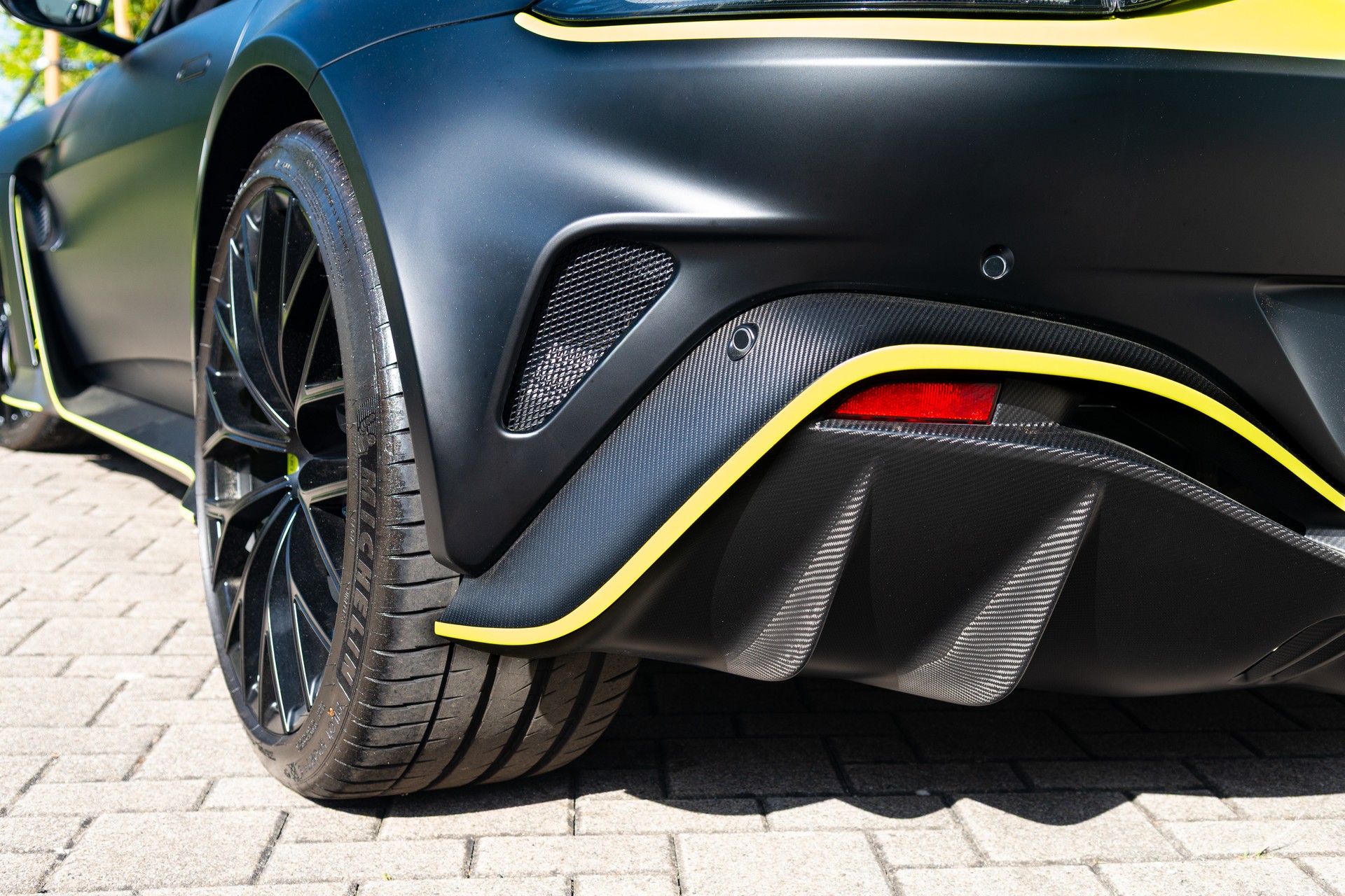 ASTON MARTIN V12 Vantage Roadster No. 77/249-image-8