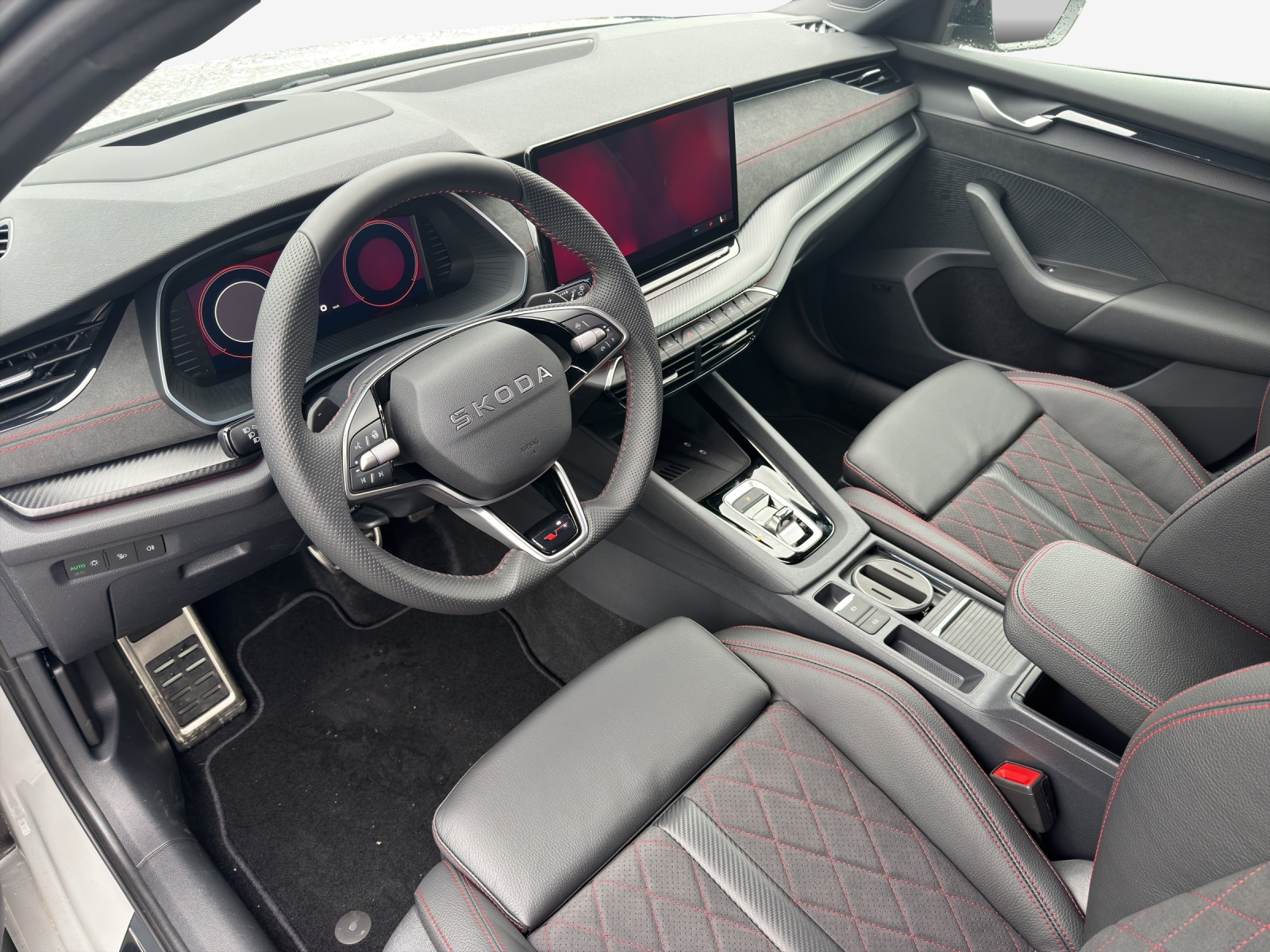 SKODA Octavia Combi 2.0 TSI DSG RS-image-8