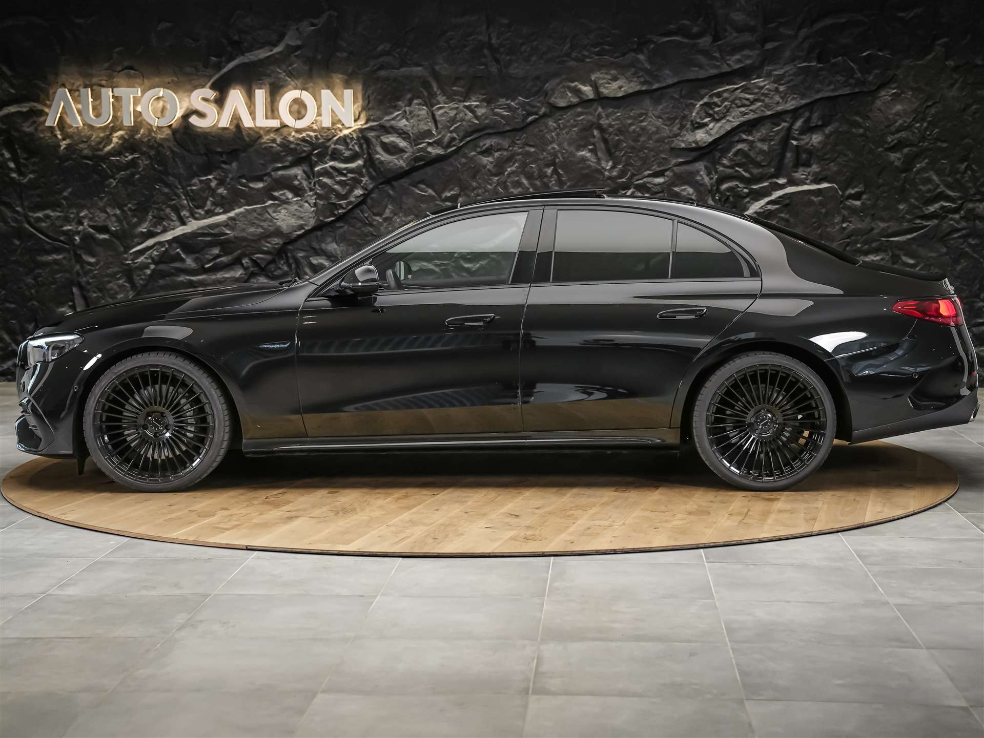 MERCEDES-BENZ E 220 d AMG Line *21" Felgen*Abstandsregler*Panorama*-showroom-element-2