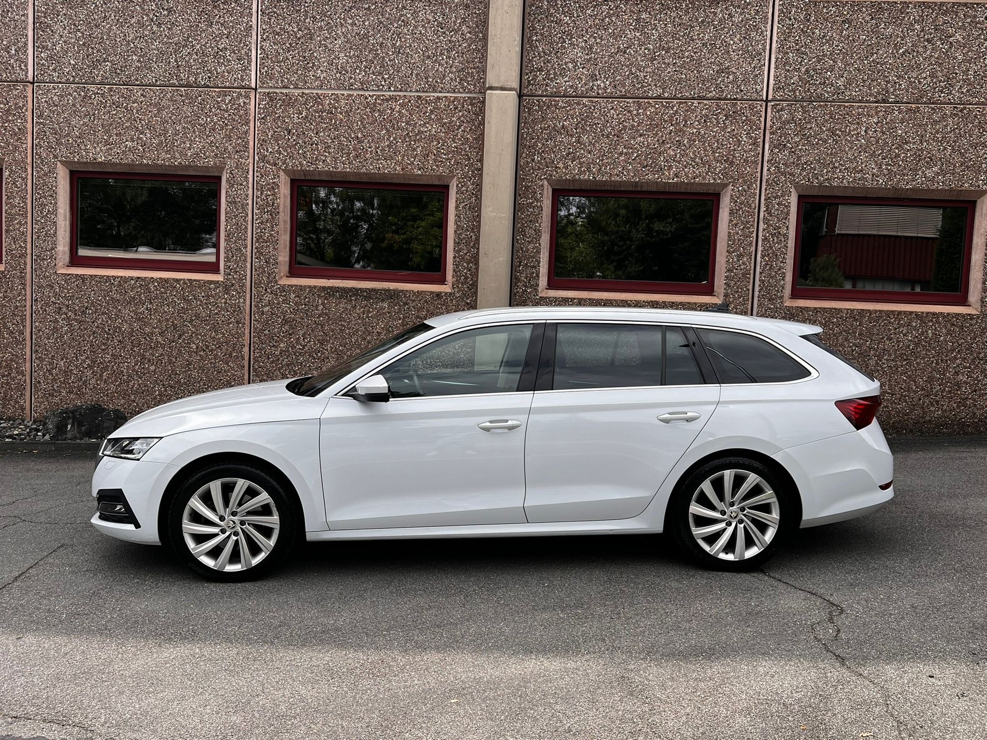 SKODA Octavia Combi 2.0 TDI DSG Style 4x4-showroom-element-2