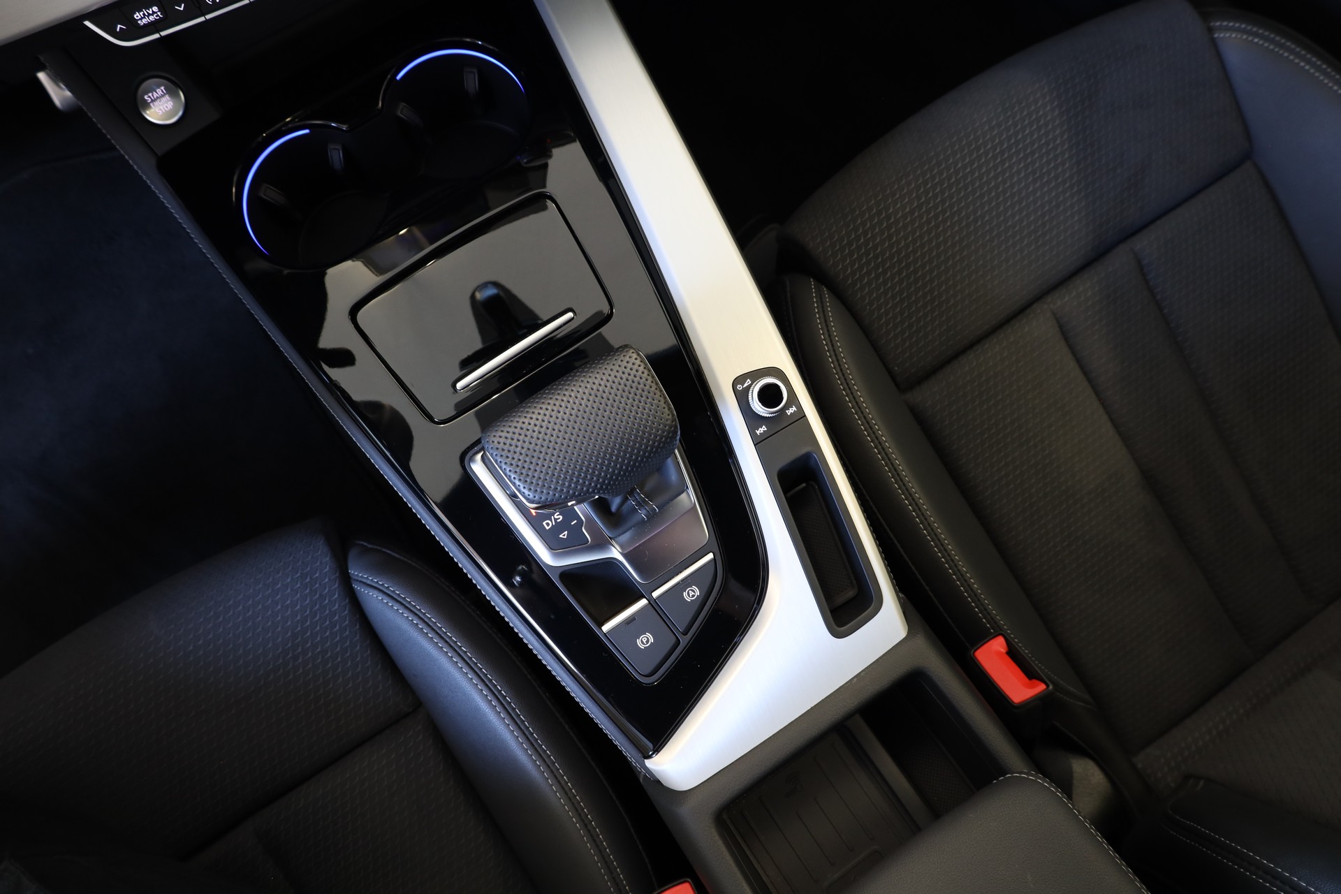 AUDI A4 Avant 40 TFSI S line S-tronic quattro-image-24