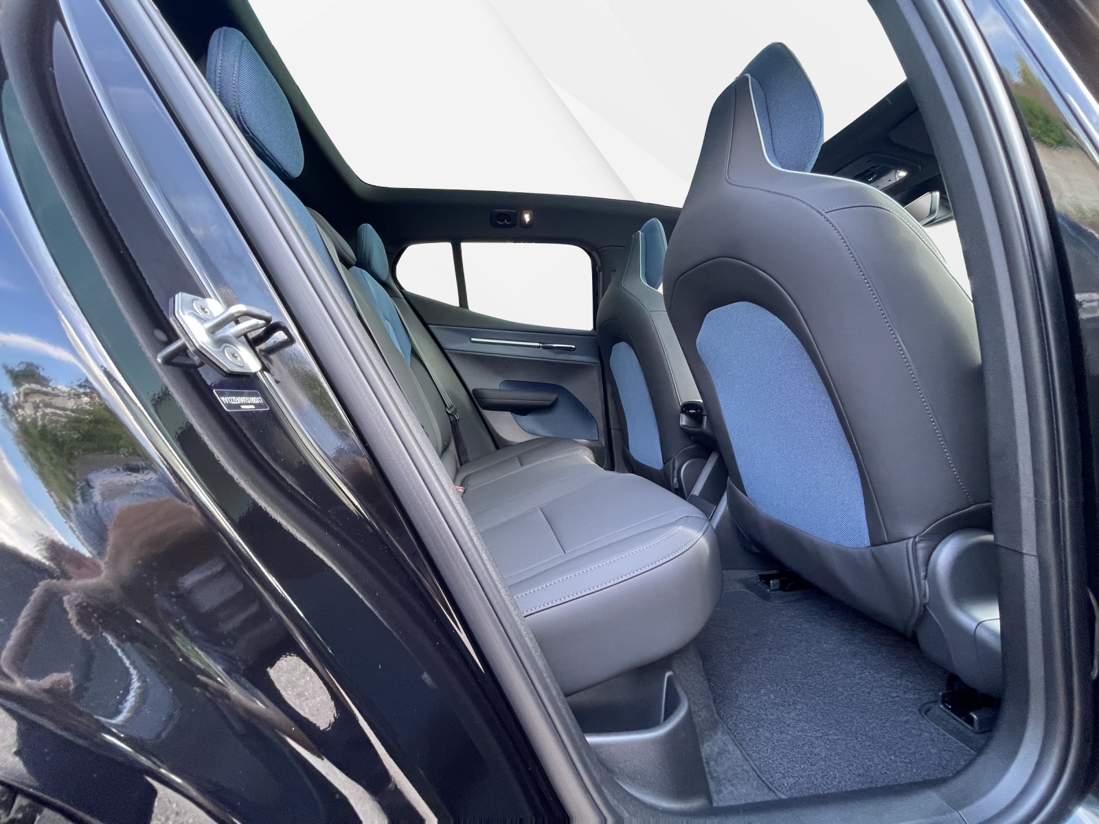 VOLVO EX 30 E60 Twin Ultra Performance Sw. Black Ed. AWD-image-16