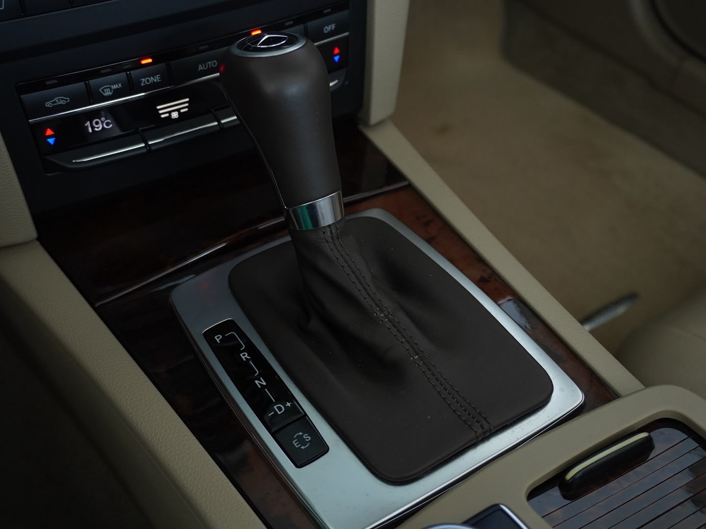 MERCEDES-BENZ E 250 CGI BlueEfficiency 7G-Tronic-image-11