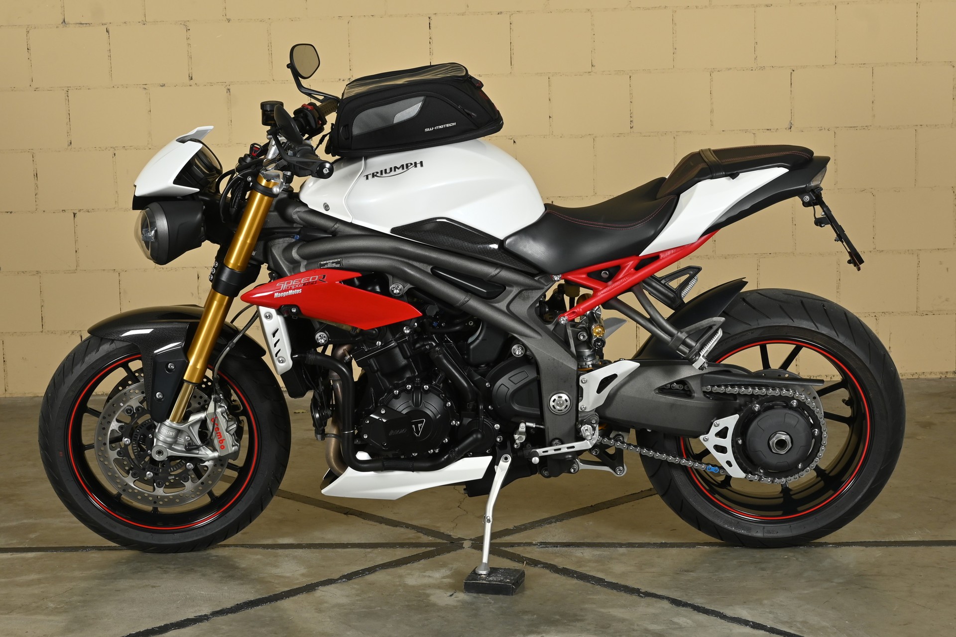 TRIUMPH 1050 R-image-3