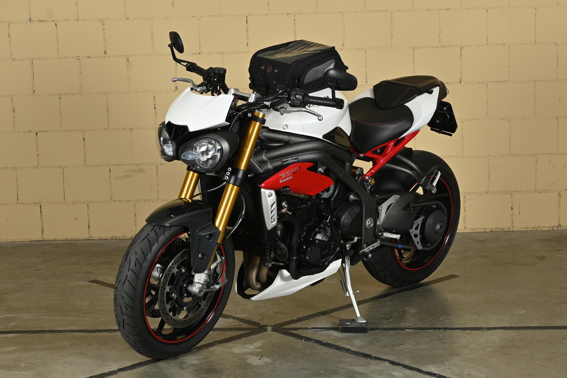 TRIUMPH 1050 R-image-2