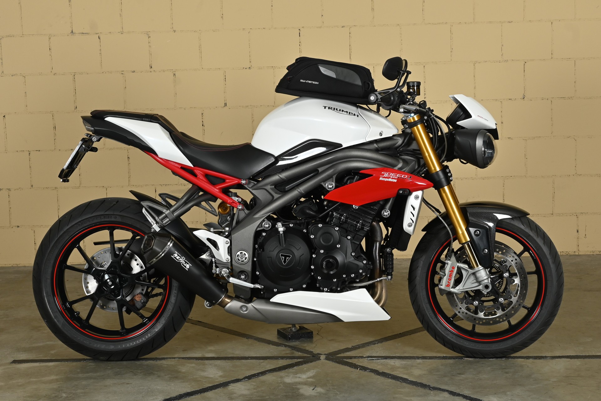 TRIUMPH 1050 R-image-0