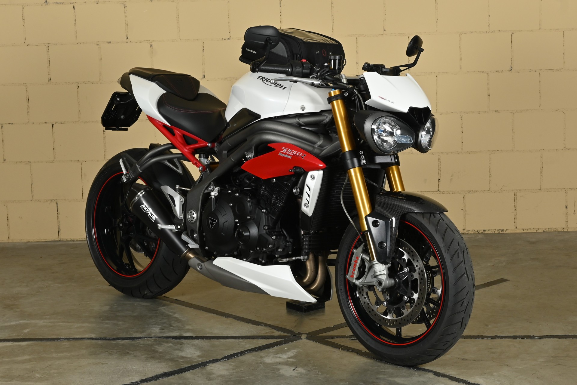 TRIUMPH 1050 R-image-1
