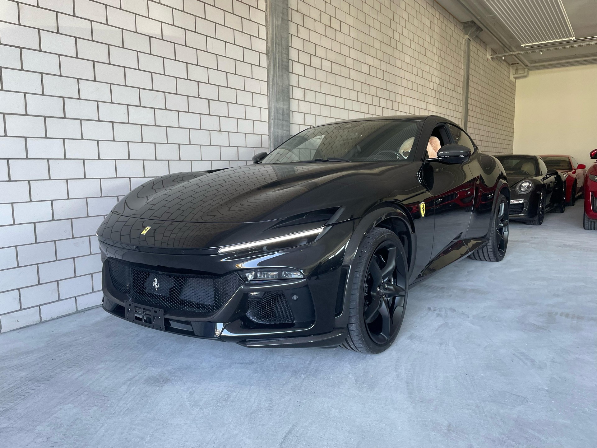 FERRARI Purosangue 6.5 V12 Sonderlackierung + Full Carbon-showroom-element-1