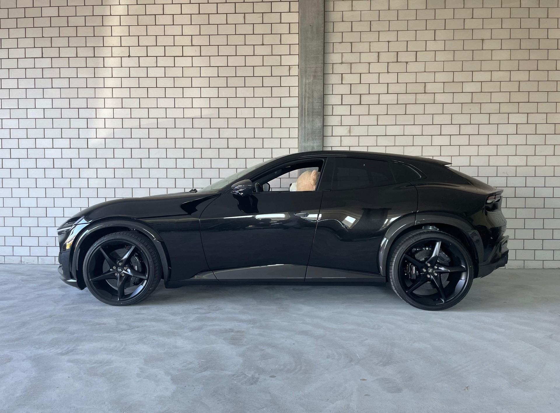 FERRARI Purosangue 6.5 V12 Sonderlackierung + Full Carbon