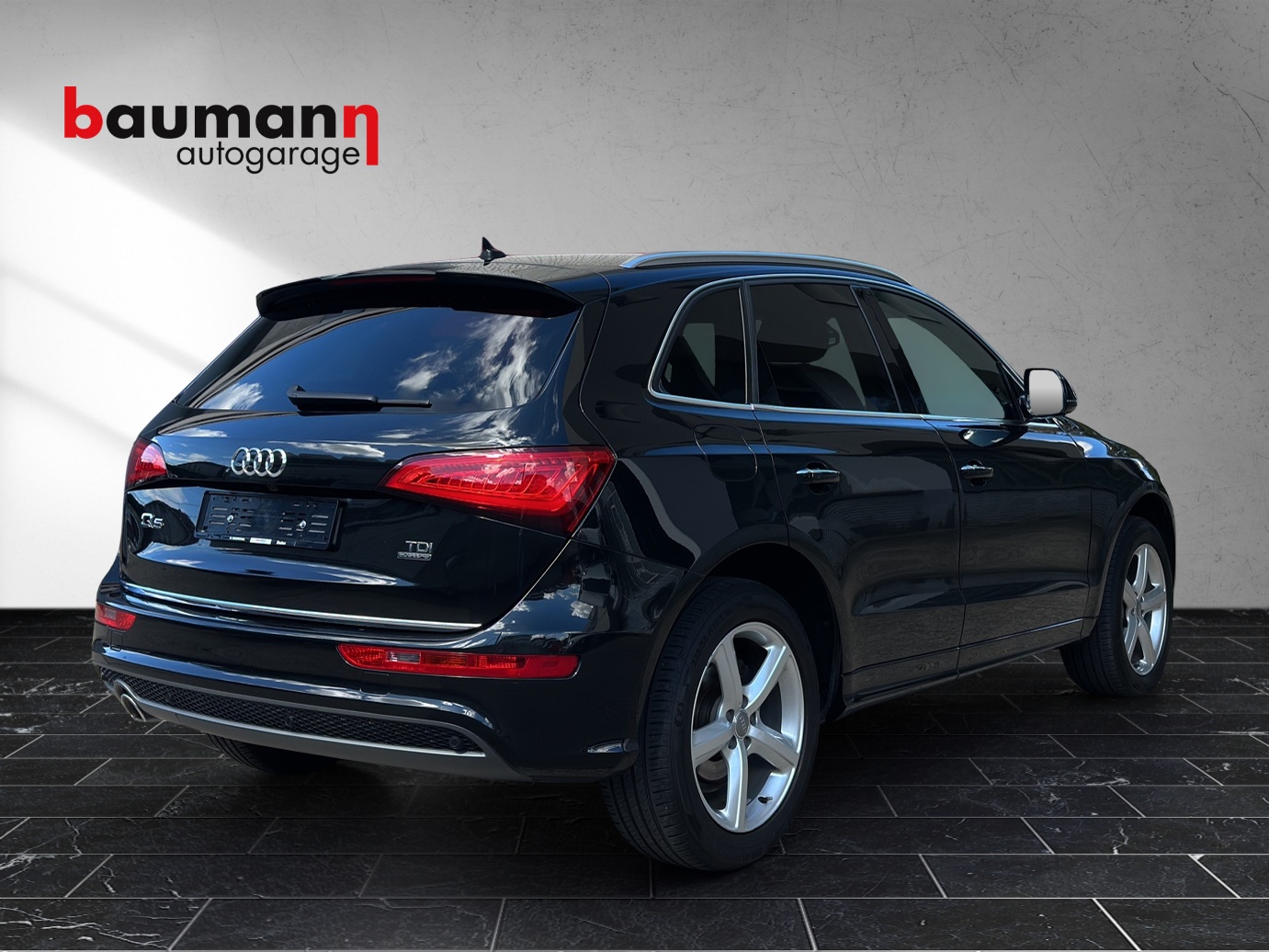 AUDI Q5 2.0 TDI quattro S-tronic-showroom-element-2