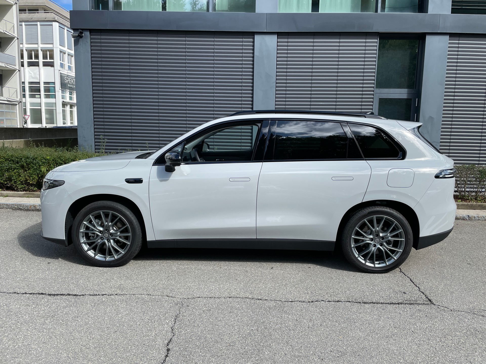 LEAPMOTOR C10 82kWh AWD ProMax Design 598hk AWD-showroom-element-1